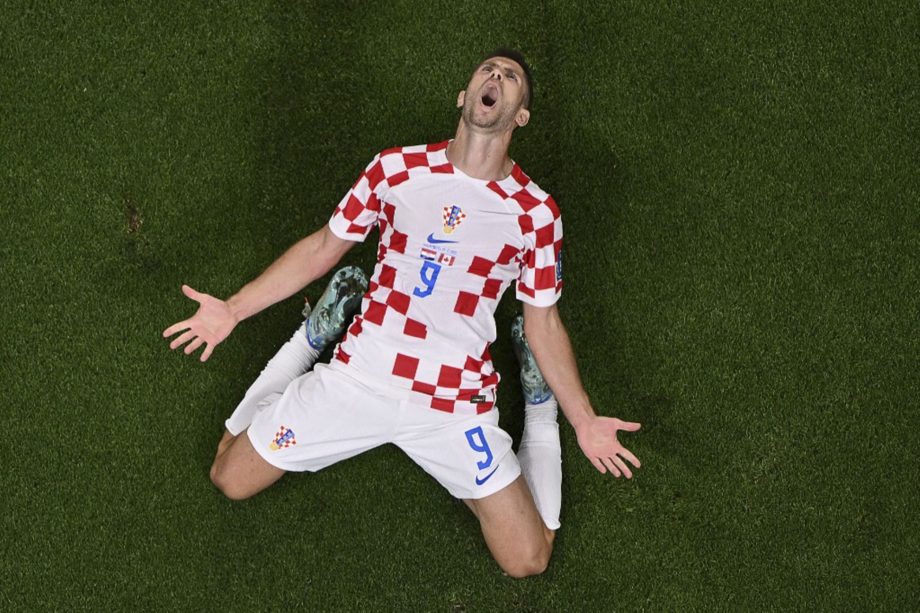 El delantero croata #09 Andrej Kramaric celebra marcar el primer gol de su equipo durante el partido de fútbol del Grupo F de la Copa Mundial Catar 2022 entre Croacia y Canadá en el Estadio Internacional Khalifa en DohaFoto:AFP
