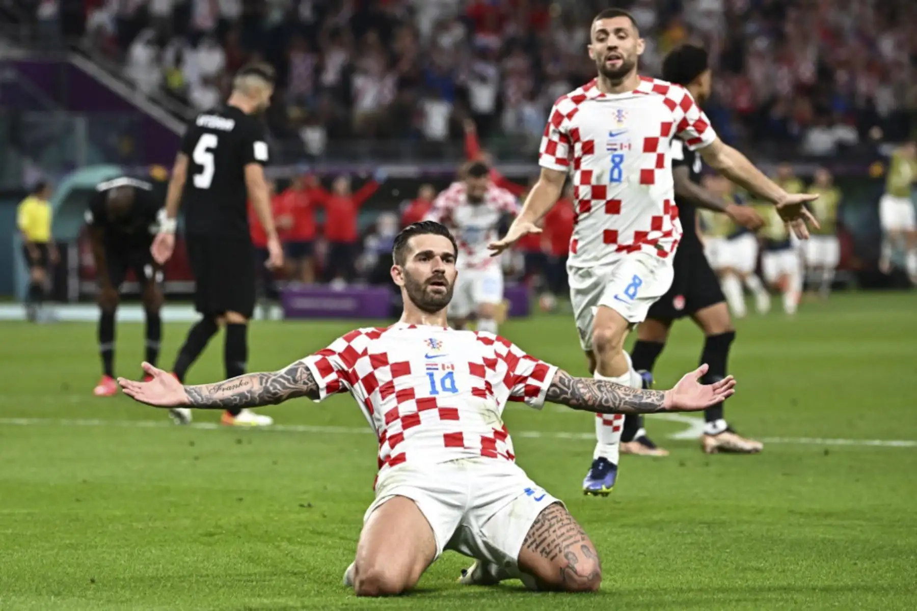 El delantero croata #14 Marko Livaja celebra marcar el segundo gol de su equipo durante el partido de fútbol del Grupo F de la Copa Mundial de Catar 2022 entre Croacia y Canadá en el Estadio Internacional Khalifa en DohaFoto:AFP
