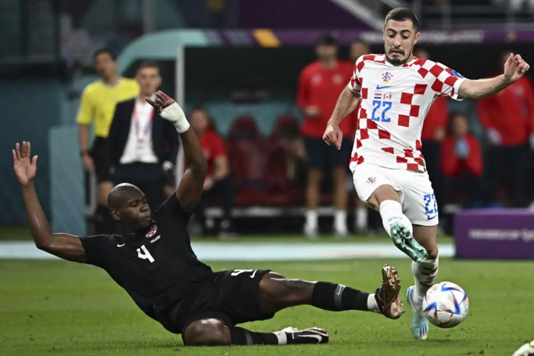 El defensor de Canadá #04 Kamal Miller (L) se enfrenta al defensor de Croacia #22 Josip Juranovic (R) durante el partido de fútbol del Grupo F de la Copa Mundial de Catar 2022 entre Croacia y Canadá en el Estadio Internacional Khalifa en Doha

Foto:AFP