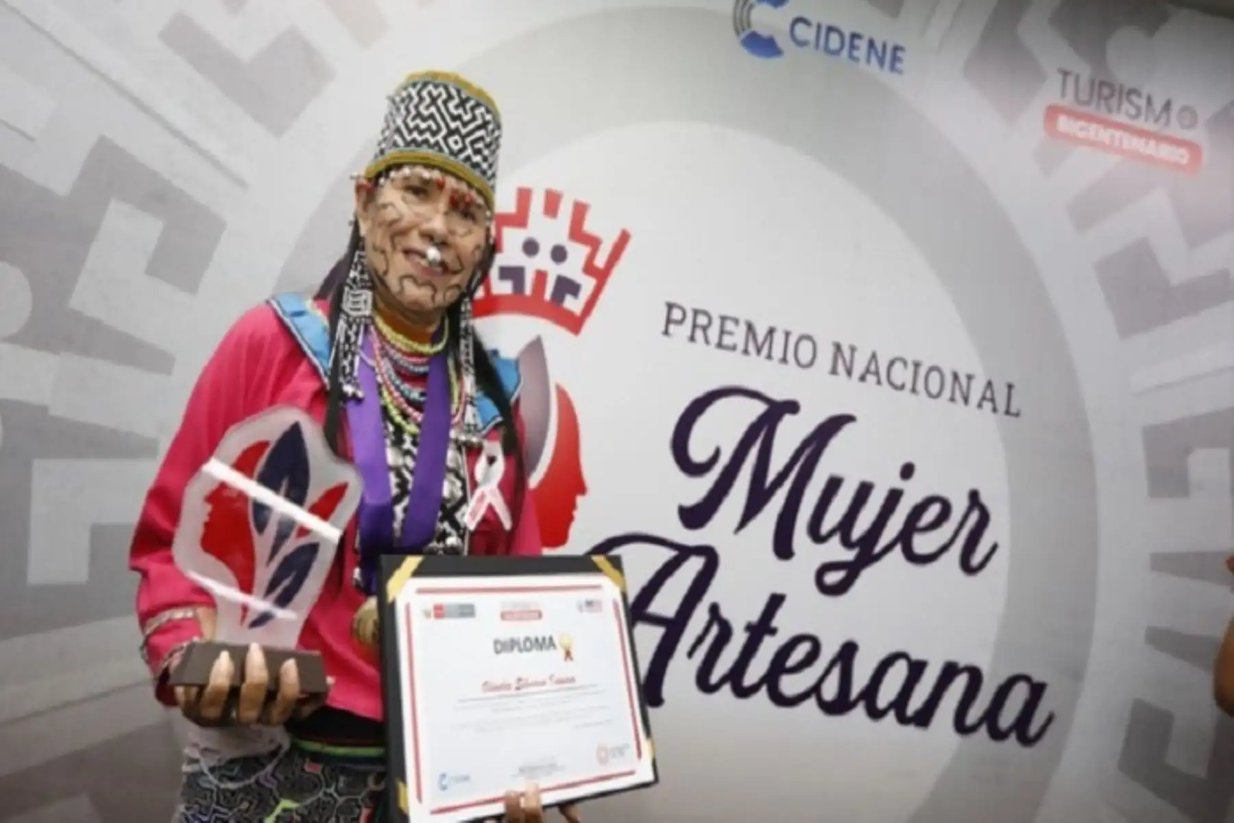 Viceministra de Turismo, Isabel Álvarez, condecoró a las artesanas galardonadas.