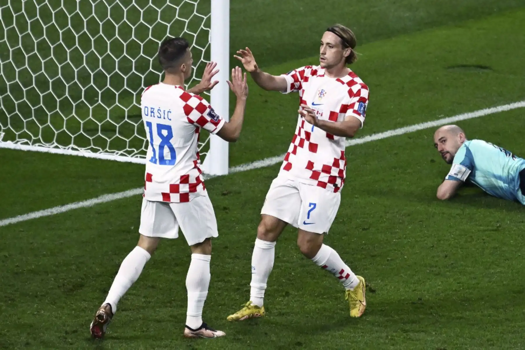 El mediocampista de Croacia #07 Lovro Majer (C) celebra marcar el cuarto gol de su equipo durante el partido de fútbol del Grupo F de la Copa Mundial de Catar 2022 entre Croacia y Canadá en el Estadio Internacional Khalifa en DohaFoto:AFP