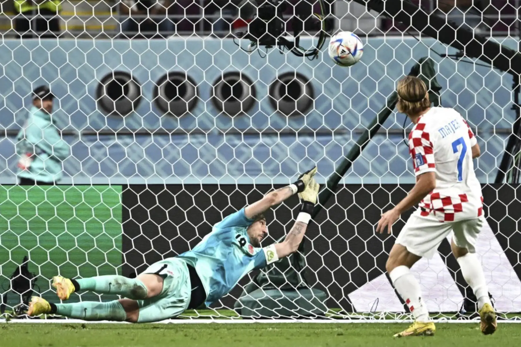 El mediocampista de Croacia #07 Lovro Majer (R) anota el cuarto gol de su equipo superando al portero de Canadá #18 Milan Borjan (L) durante el partido de fútbol del Grupo F de la Copa Mundial de Catar 2022 entre Croacia y Canadá en el Estadio Internacional Khalifa en Doha

Foto:AFP