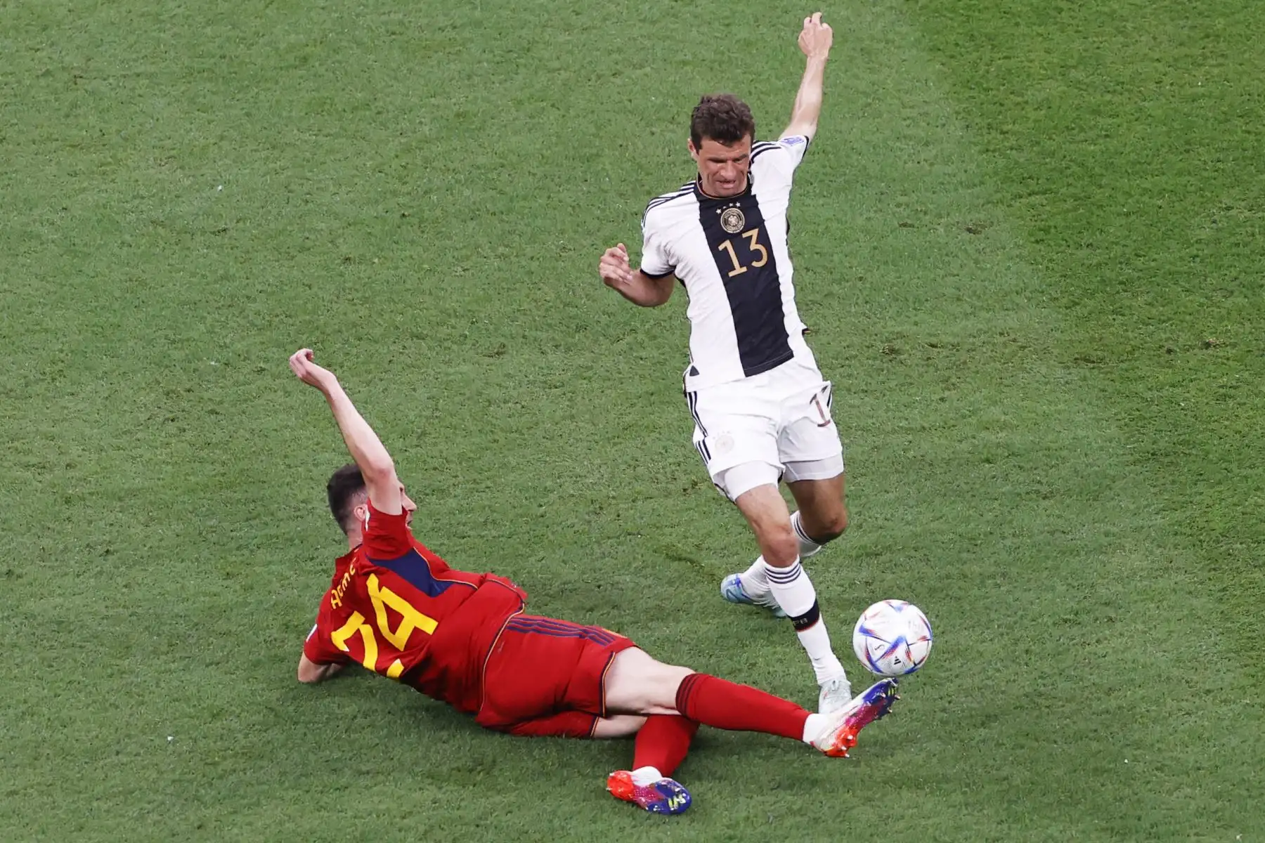 Thomas Muller de Alemania en acción contra Aymeric Laporte de España durante el partido del grupo E de la Copa Mundial de la FIFA 2022, en el Estadio Al Bayt en Al Khor, Qatar. Foto: EFE