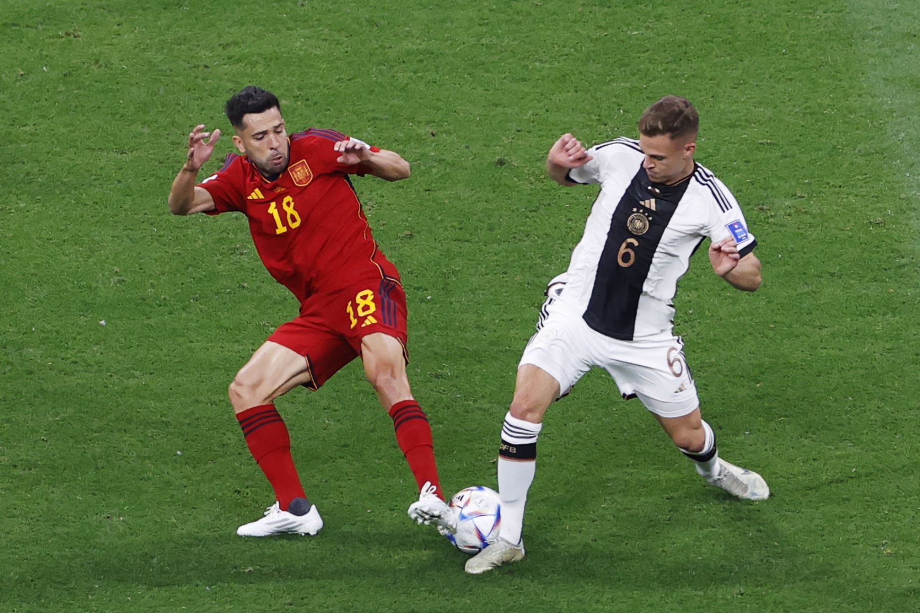Joshua Kimmich de Alemania en acción contra Jordi Alba de España durante el partido del grupo E de la Copa Mundial de la FIFA 2022. Foto: EFE