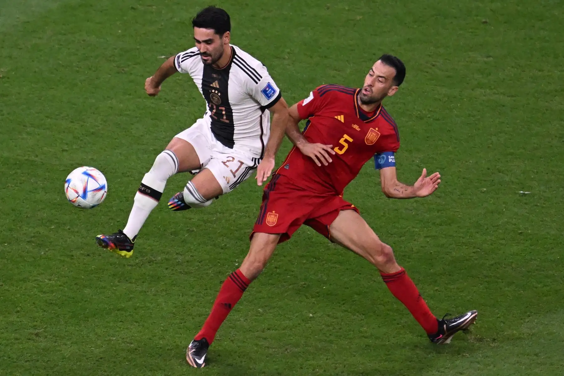 El mediocampista alemán Ilkay Gundogan y el mediocampista español Sergio Busquets luchan por el balón durante el partido del Grupo E de la Copa Mundial Qatar 2022. Foto: AFP