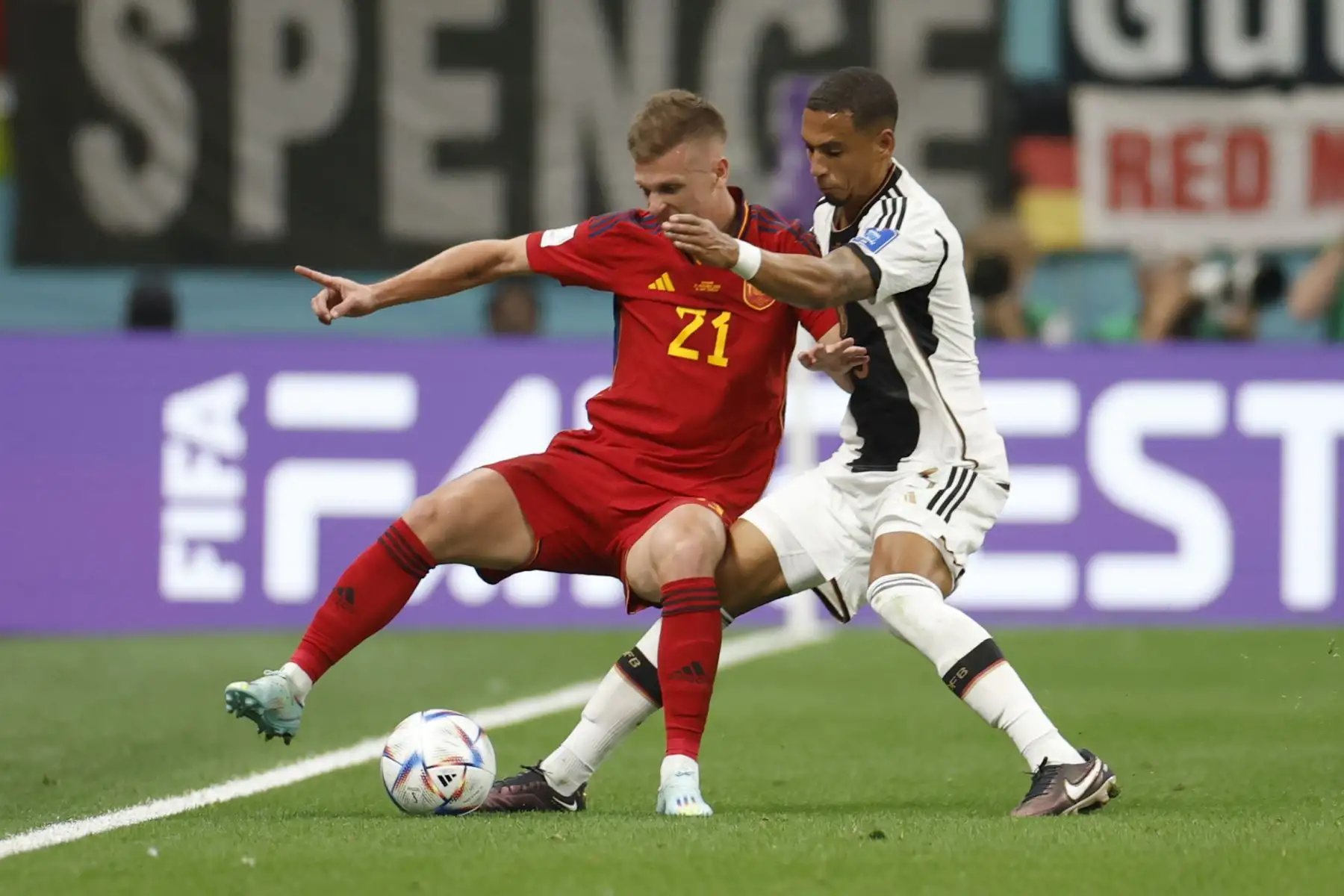 Dani Olmo de España disputa un balón con David Raum de Alemania durante el partido de la fase de grupos del Mundial de Fútbol Qatar 2022, en el estadio Al Bait en Al Khor. Foto: EFE