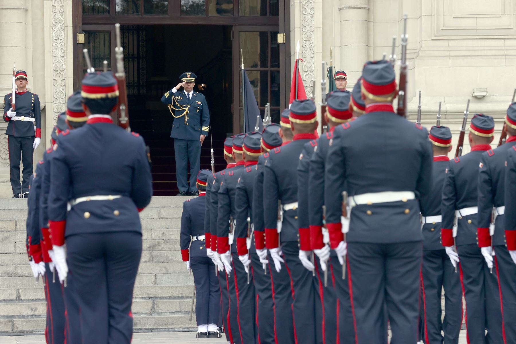 La Policía Nacional del Perú (PNP) encabezó esta mañana el tradicional Cambio de Guardia en Palacio de Gobierno. Foto: ANDINA/Prensa Presidencia