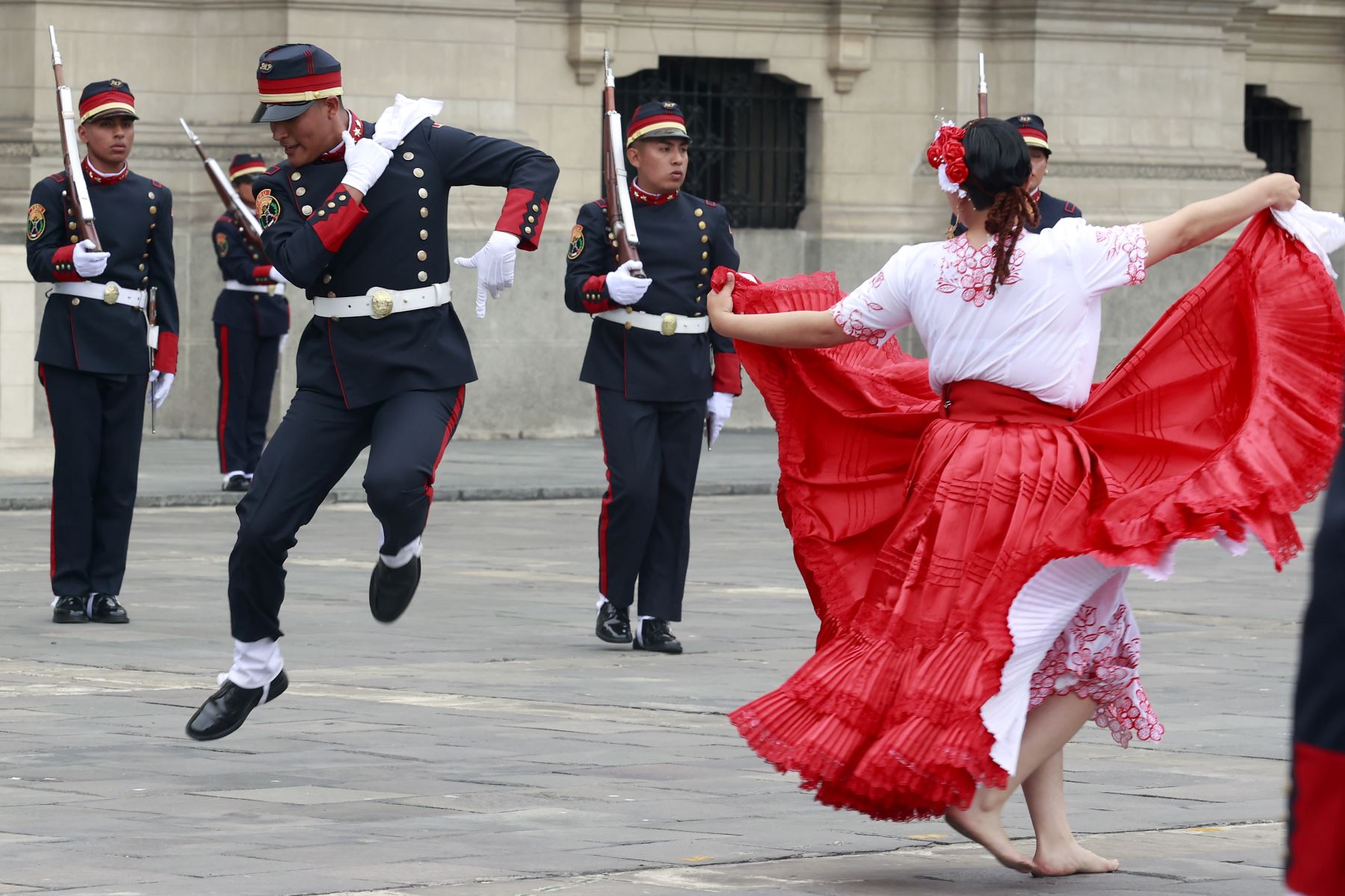 La Policía Nacional del Perú (PNP) encabezó esta mañana el tradicional Cambio de Guardia en Palacio de Gobierno. Foto: ANDINA/Prensa Presidencia