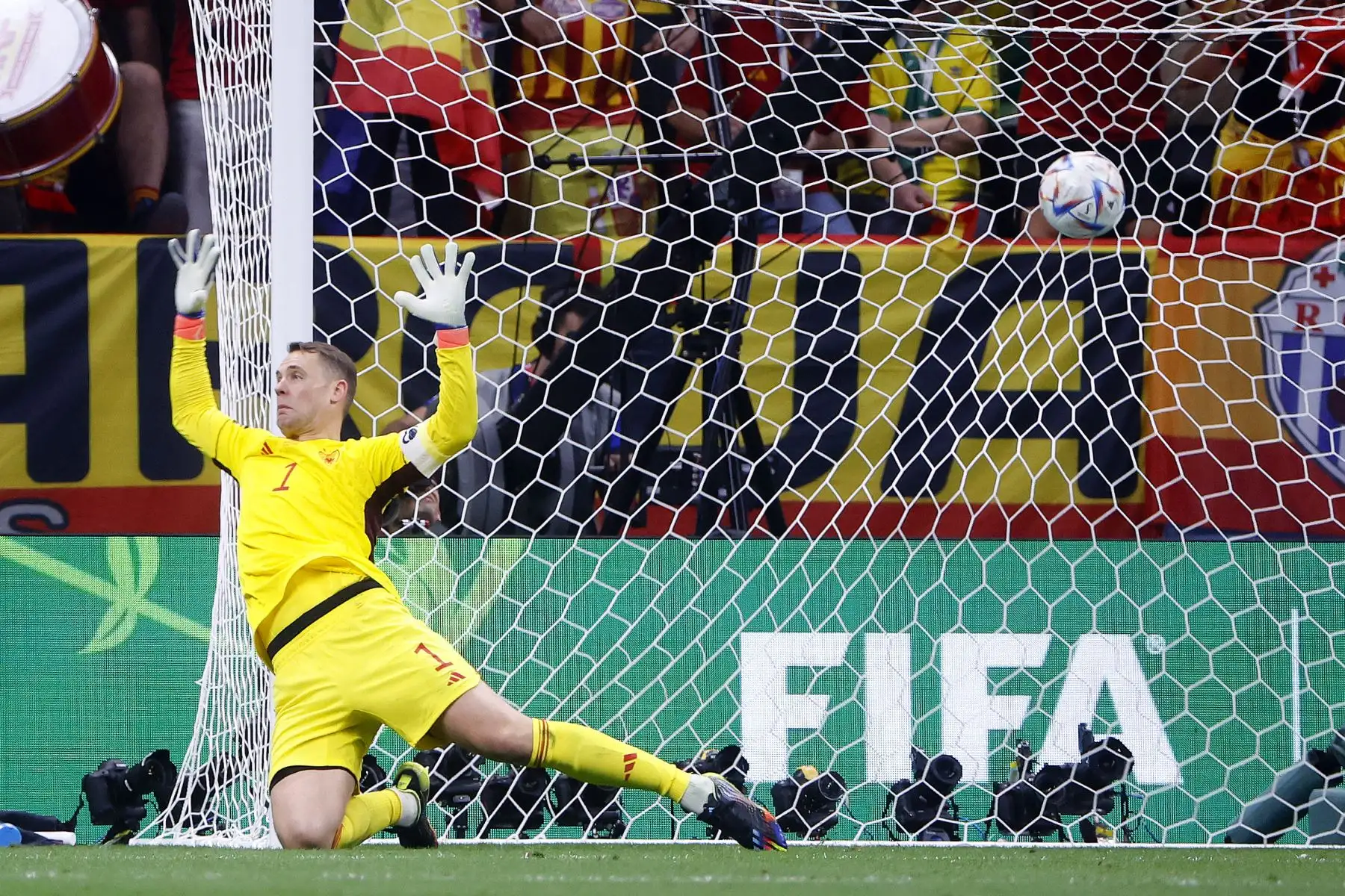 Manuel Neuer arquero de Alemania recibe un gol de España durante partido de la fase de grupos del Mundial de Fútbol Qatar 2022. Foto: EFE