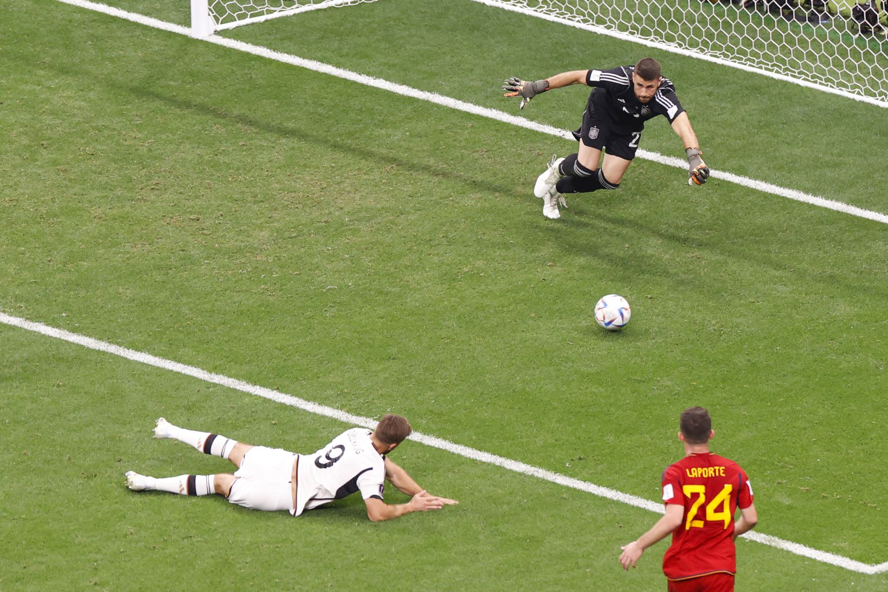 Niclas Fuellkrug de Alemania pierde una oportunidad contra el portero Unai Simon de España durante el partido del grupo E de la Copa Mundial de la FIFA 2022. Foto: EFE