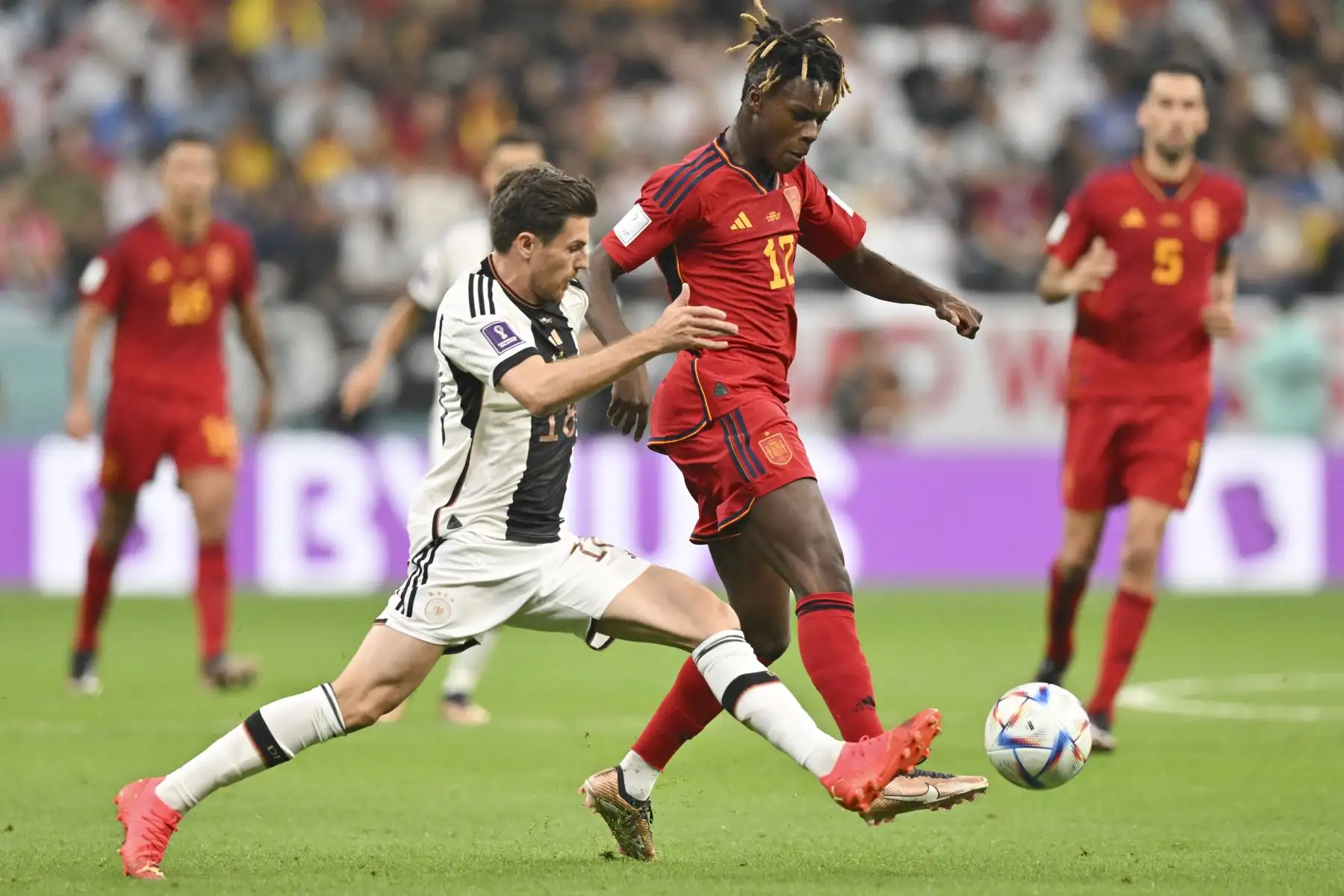 El mediocampista alemán Jonas Hofmann compite con el delantero español Nico Williams durante el partido del Grupo E de la Copa Mundial Qatar 2022. Foto: AFP