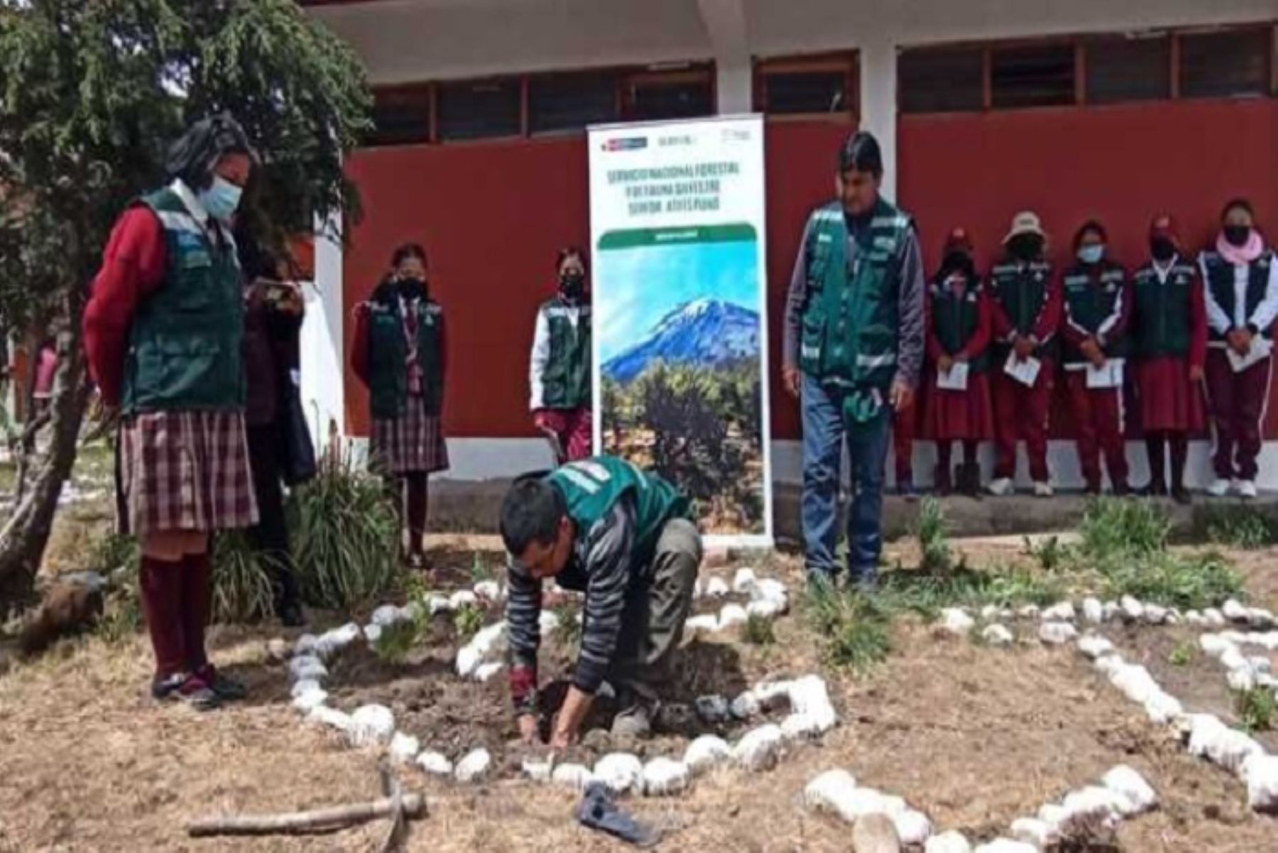Ministerios de Educación y del Ambiente premiaron al colegio Juan Carlos Mariátegui con la  bandera verde por sus acciones a favor del medio ambiental.
