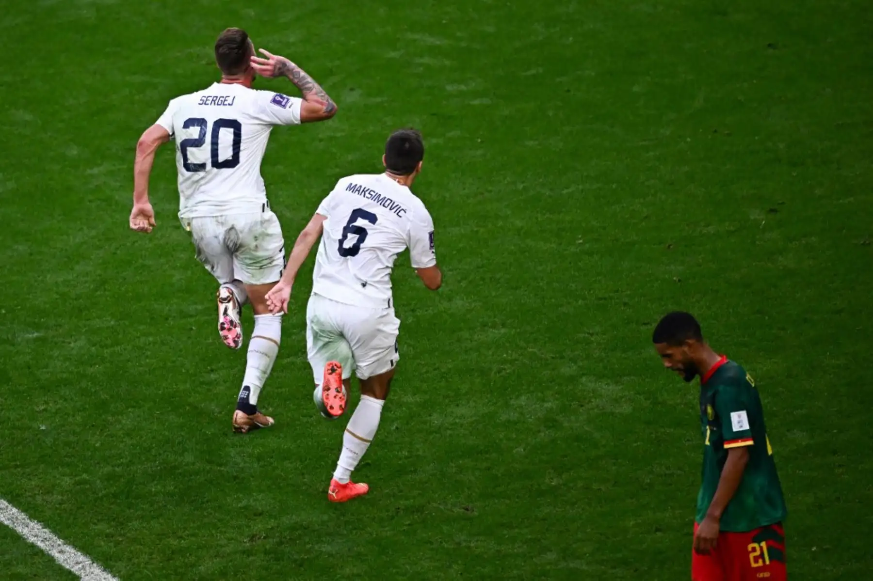 El mediocampista serbio  Sergej Milinkovic-Savic  celebra con sus compañeros de equipo después de marcar el segundo gol de su equipo durante el partido de fútbol del Grupo G de la Copa Mundial Catar 2022 entre Camerún y Serbia en el estadio Al-Janoub en Al-Wakrah. Foto: AFP