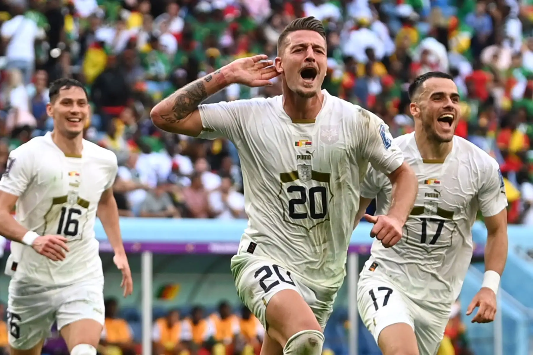 El mediocampista serbio  Sergej Milinkovic-Savic  celebra con sus compañeros de equipo después de marcar el segundo gol de su equipo durante el partido de fútbol del Grupo G de la Copa Mundial Catar 2022 entre Camerún y Serbia en el estadio Al-Janoub en Al-Wakrah. Foto: EFE
