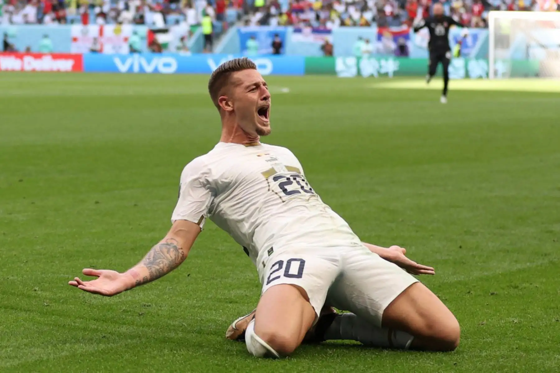 El mediocampista serbio  Sergej Milinkovic-Savic  celebra con sus compañeros de equipo después de marcar el segundo gol de su equipo durante el partido de fútbol del Grupo G de la Copa Mundial Catar 2022 entre Camerún y Serbia en el estadio Al-Janoub en Al-Wakrah. Foto: EFE