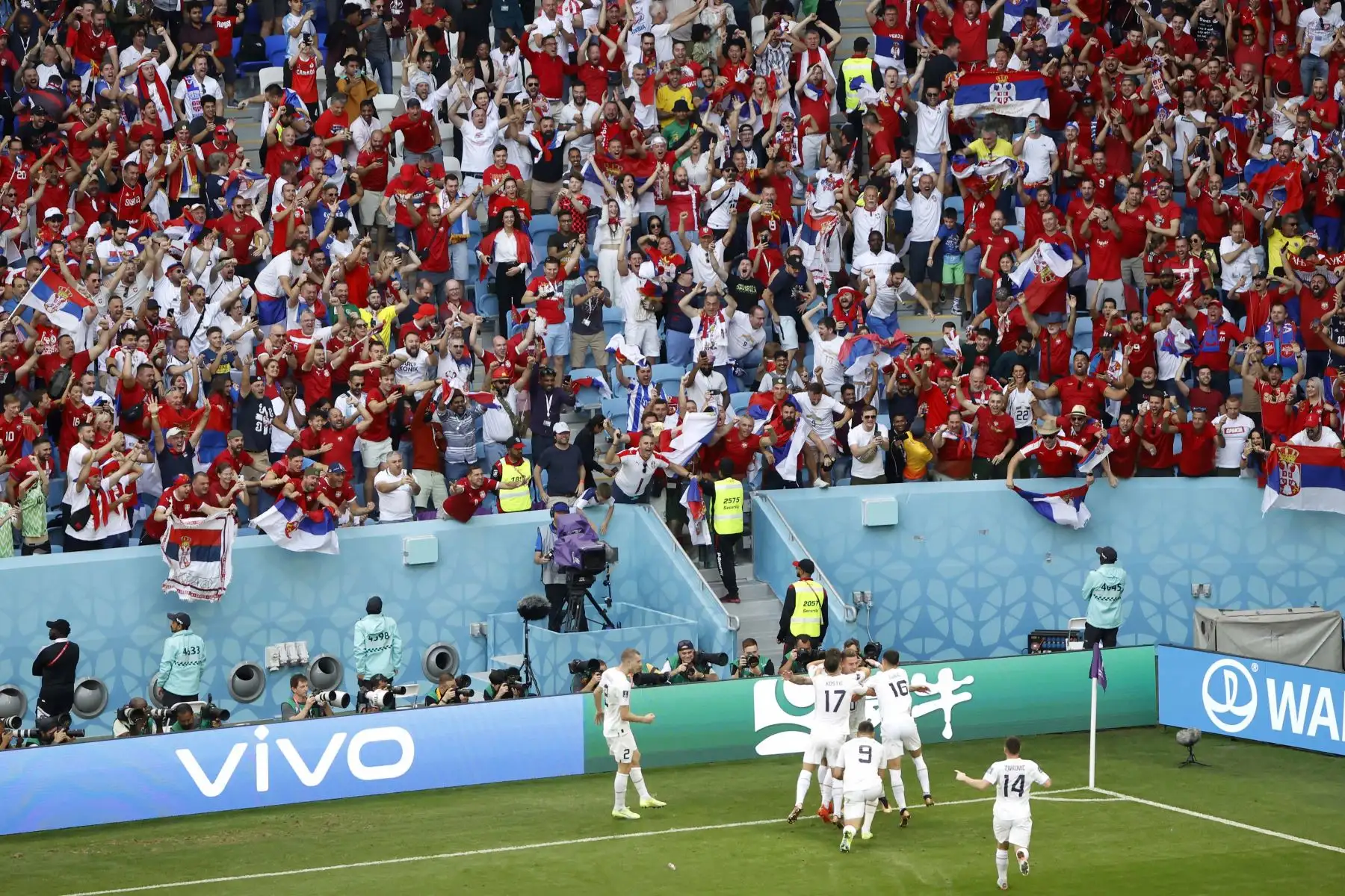 El mediocampista serbio  Sergej Milinkovic-Savic  celebra con sus compañeros de equipo después de marcar el segundo gol de su equipo durante el partido de fútbol del Grupo G de la Copa Mundial Catar 2022 entre Camerún y Serbia en el estadio Al-Janoub en Al-Wakrah. Foto: EFE