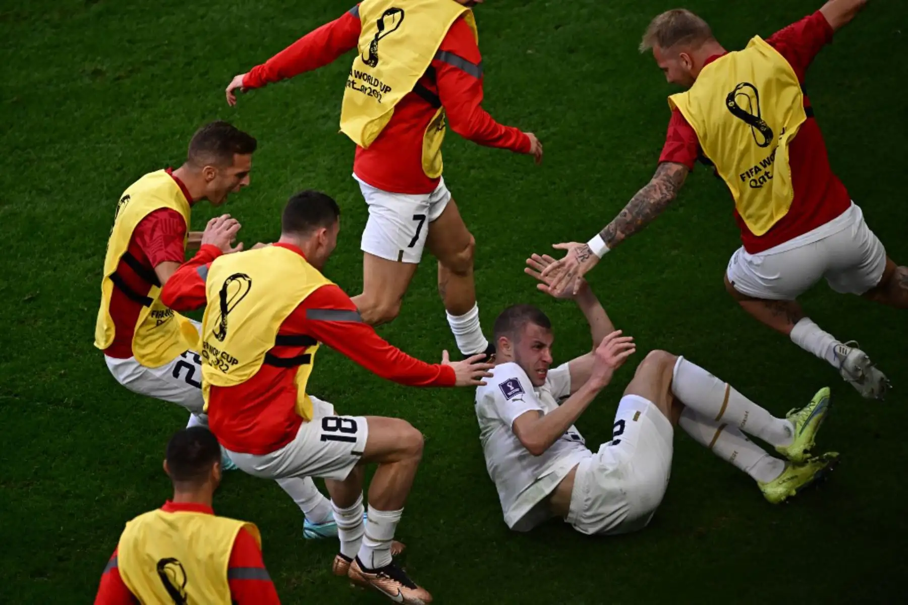 El defensor de Serbia Strahinja Pavlovic, celebra marcar el primer gol de su equipo durante el partido de fútbol del Grupo G de la Copa Mundial Catar 2022 entre Camerún y Serbia en el Estadio Al-Janoub en Al-Wakrah. Foto: AFP