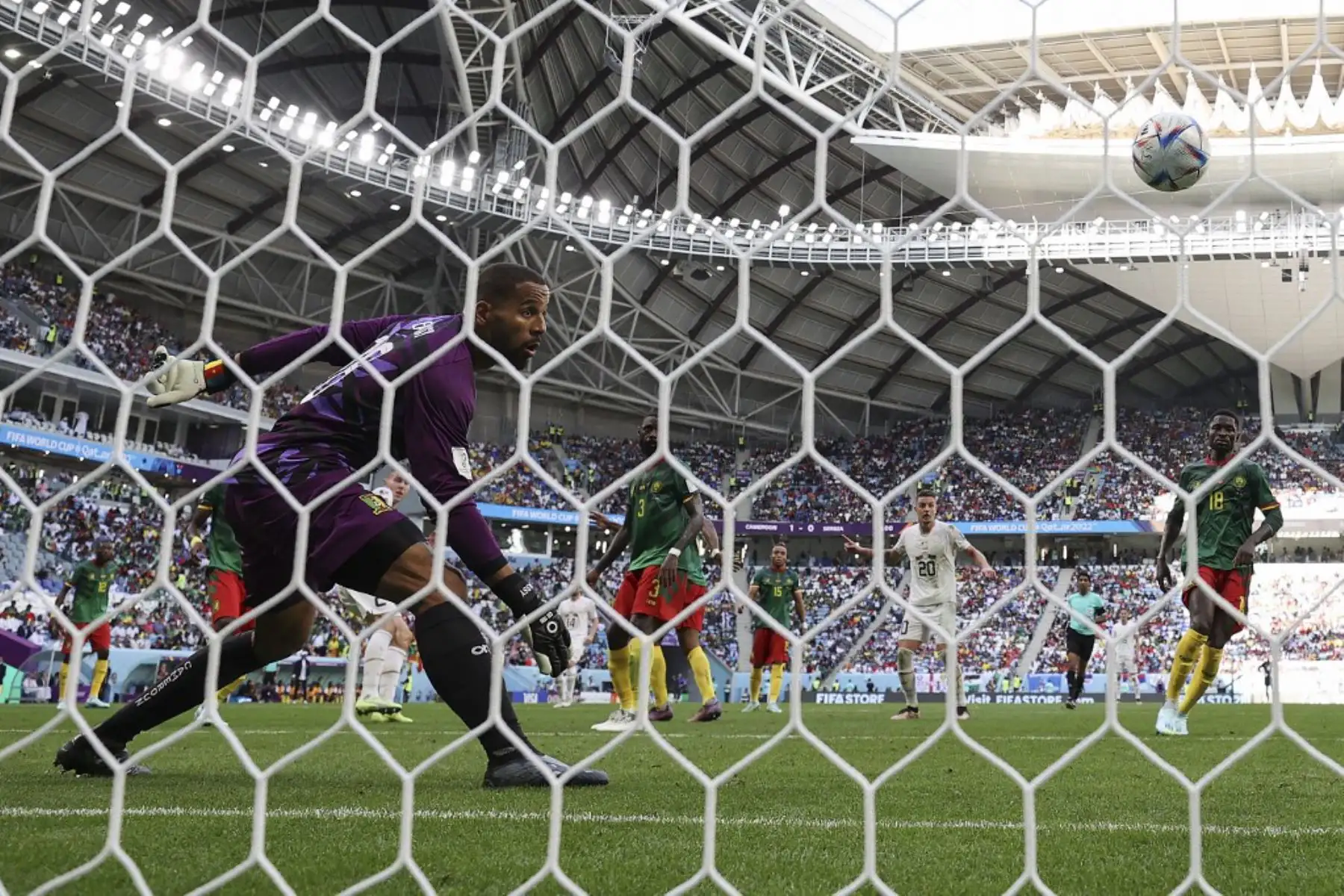 El defensor de Serbia Strahinja Pavlovic, celebra marcar el primer gol de su equipo durante el partido de fútbol del Grupo G de la Copa Mundial Catar 2022 entre Camerún y Serbia en el Estadio Al-Janoub en Al-Wakrah. Foto: AFP