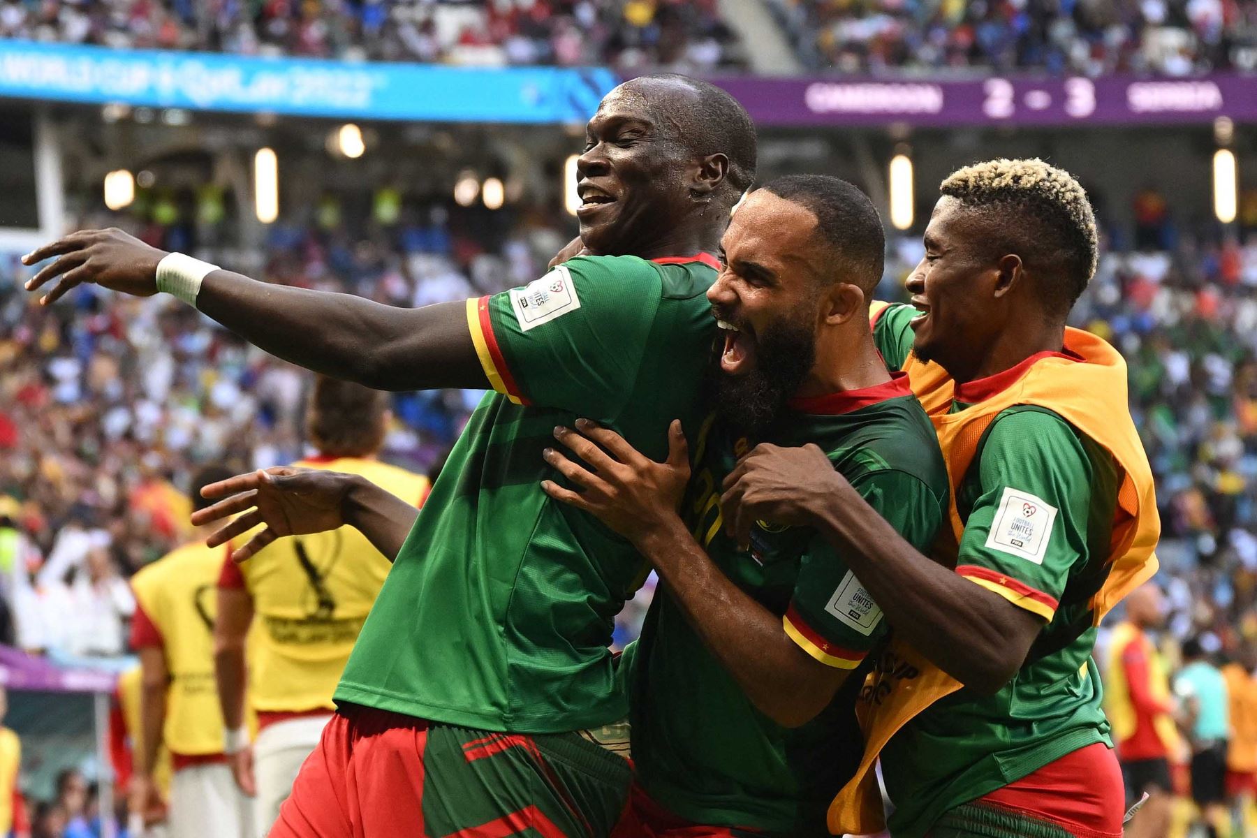 El delantero de Camerún Vincent Aboubakar,  celebra con  Bryan Mbeumo y Jerome Ngom Mbekeli después de marcar el segundo gol de su equipo durante el partido de fútbol del Grupo G de la Copa Mundial de Catar 2022. Foto: AFP