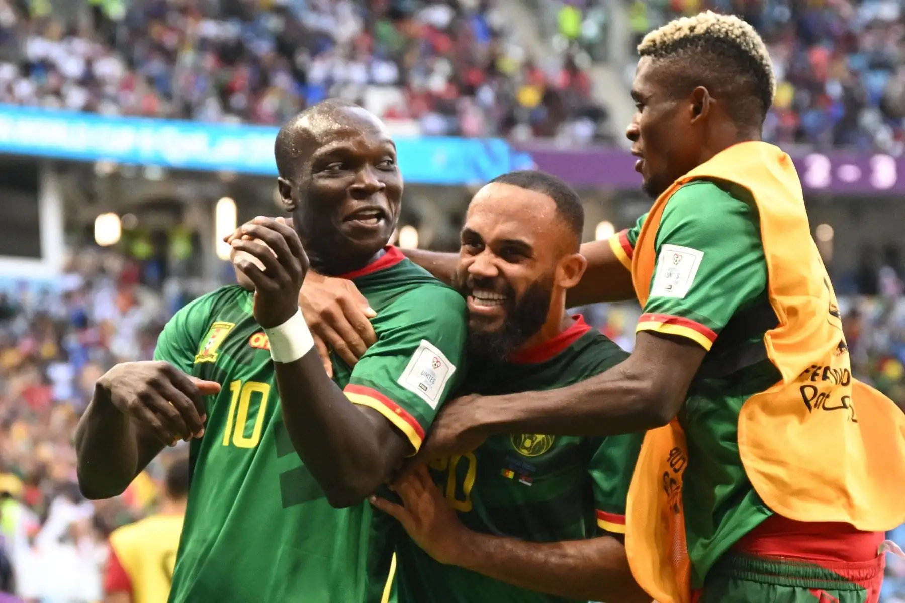 El delantero de Camerún Vincent Aboubakar,  celebra con  Bryan Mbeumo y Jerome Ngom Mbekeli después de marcar el segundo gol de su equipo durante el partido de fútbol del Grupo G de la Copa Mundial de Catar 2022. Foto: AFP