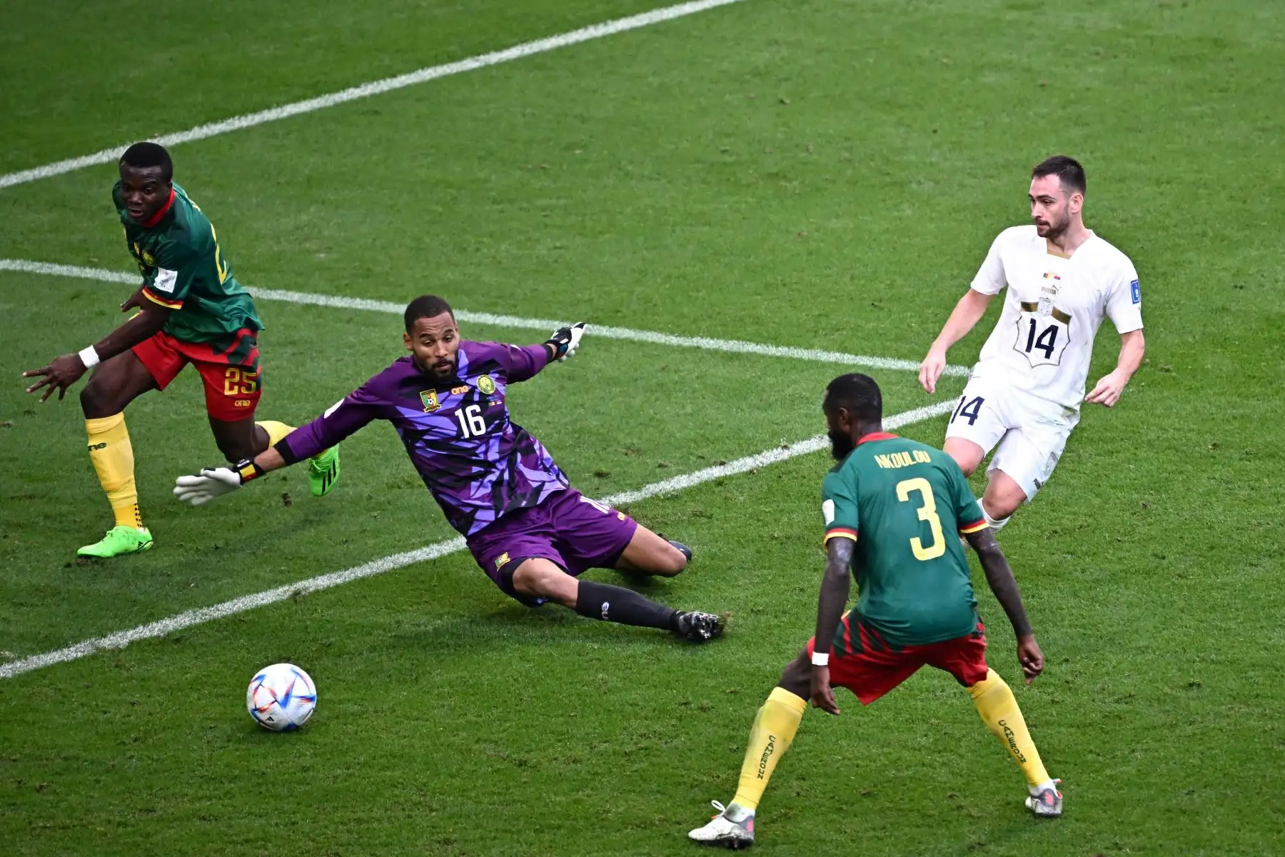 El delantero de Camerún Vincent Aboubakar,  celebra con  Bryan Mbeumo y Jerome Ngom Mbekeli después de marcar el segundo gol de su equipo durante el partido de fútbol del Grupo G de la Copa Mundial de Catar 2022. Foto: AFP