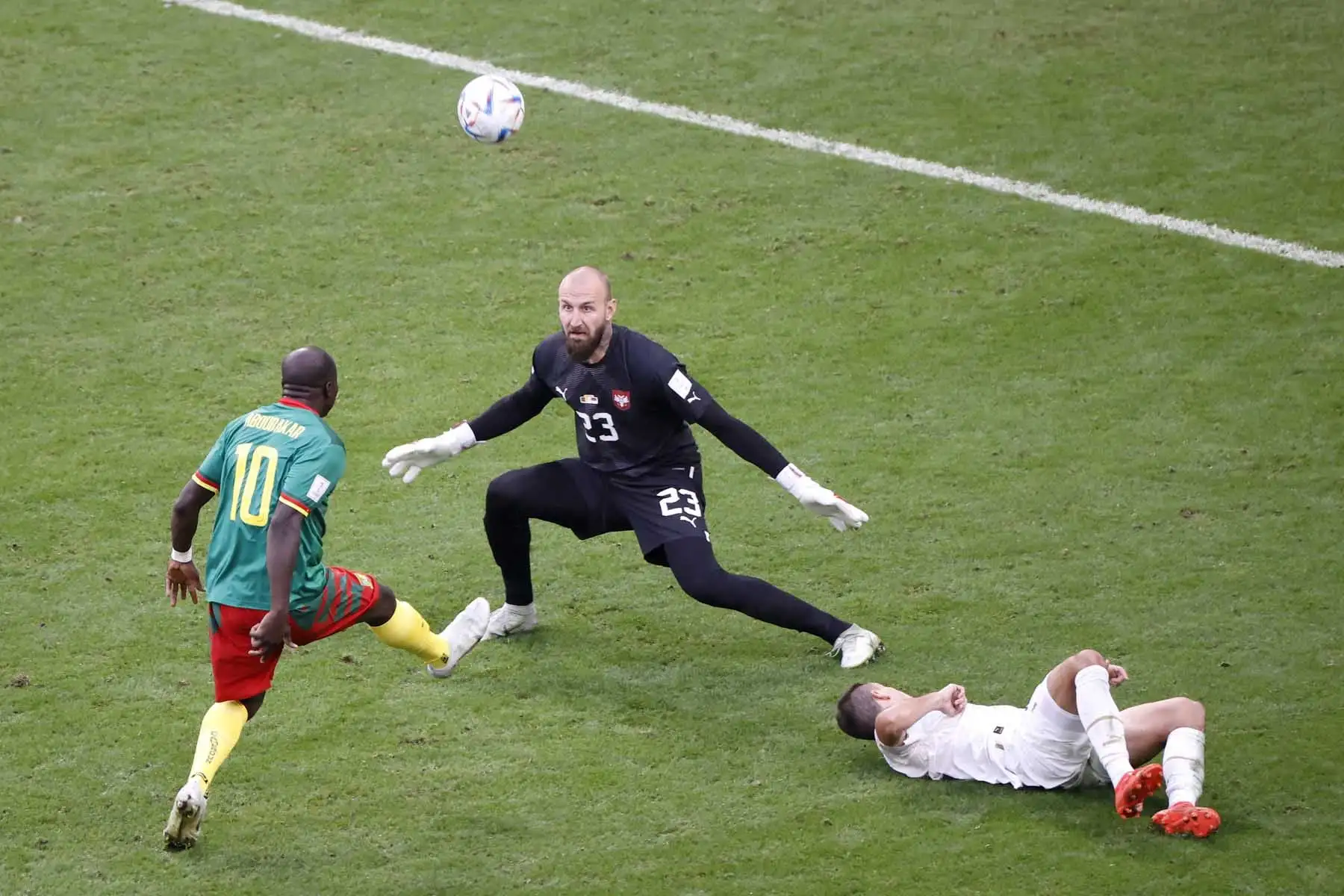 Vincent Aboubakar de Camerún marca el segundo gol de su equipo durante el partido de fútbol del grupo G de la Copa Mundial de la FIFA 2022 entre Camerún y Serbia en el estadio Al Janoub en Al Wakrah, Catar. Foto: EFE