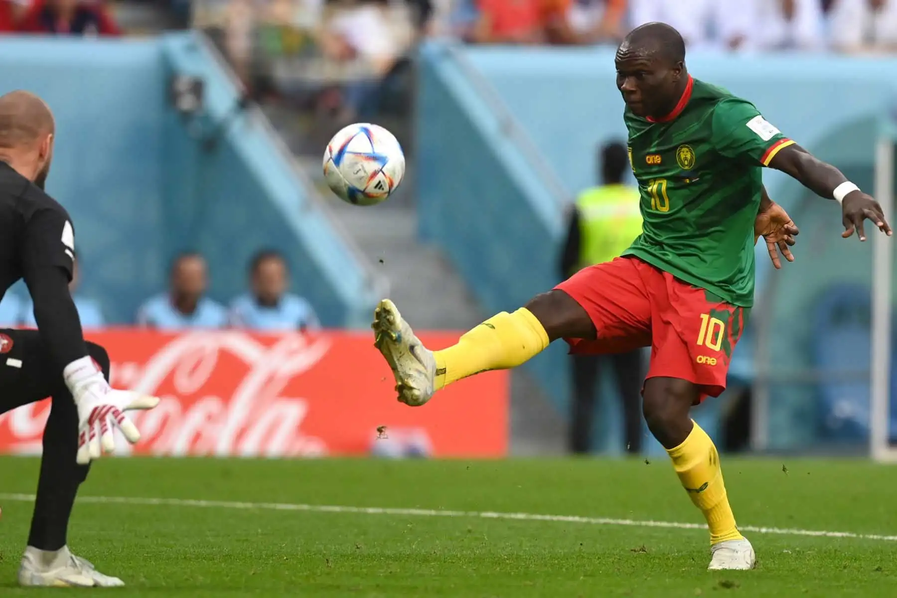 Vincent Aboubakar de Camerún marca el segundo gol de su equipo durante el partido de fútbol del grupo G de la Copa Mundial de la FIFA 2022 entre Camerún y Serbia en el estadio Al Janoub en Al Wakrah, Catar. Foto: EFE