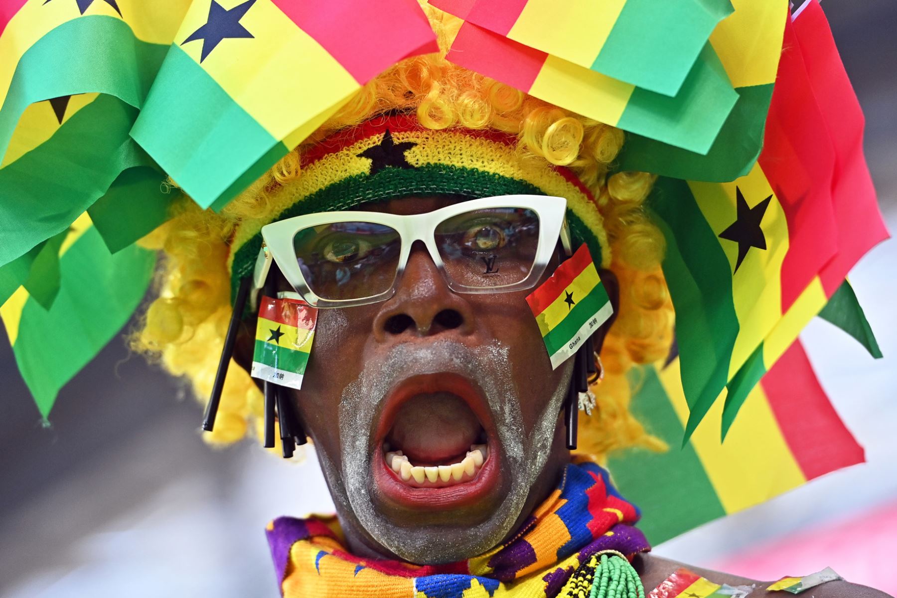 Hinchas de Ghana animan a su selección durante el partido del Mundial entre Corea del Sur y Ghana, este lunes en Doha, Catar. Foto: EFE