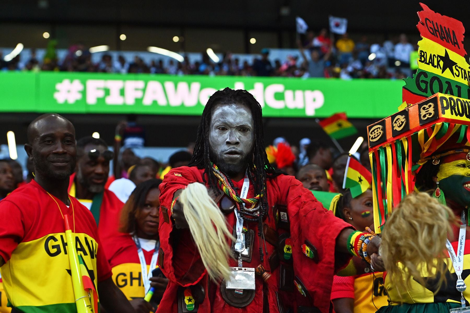 Hinchas de Ghana animan a su selección durante el partido del Mundial entre Corea del Sur y Ghana, este lunes en Doha, Catar. Foto: EFE