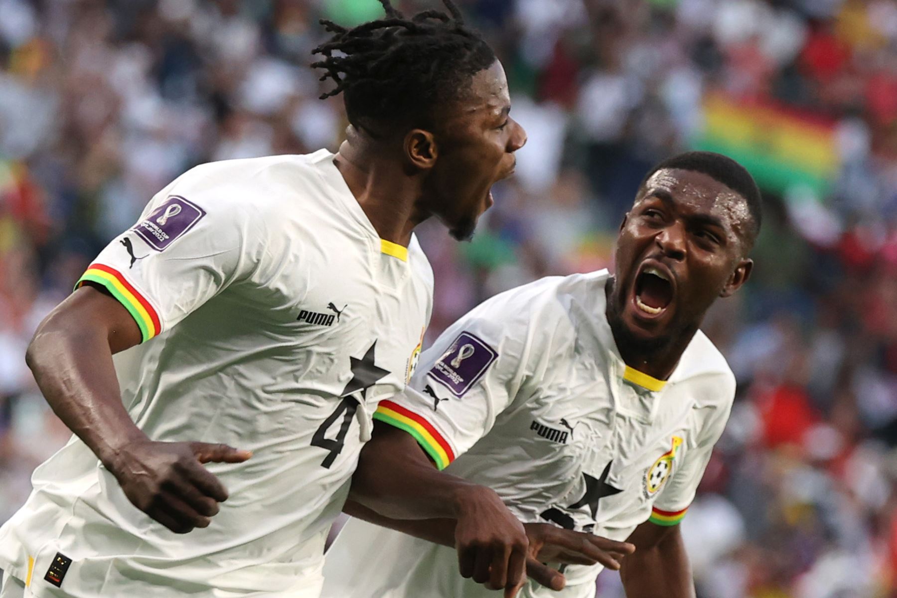 Vincent Aboubakar de Camerún marca el segundo gol de su equipo durante el partido de fútbol del grupo G de la Copa Mundial de la FIFA 2022 entre Camerún y Serbia en el estadio Al Janoub en Al Wakrah, Catar. Foto: EFE