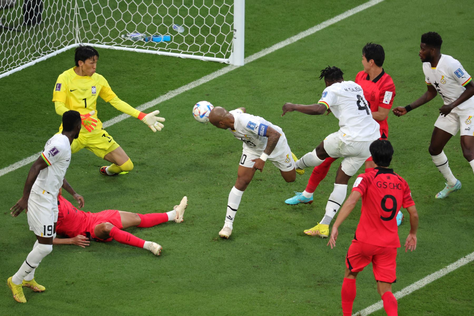 Mohammed Salisu de Ghana anota el gol inicial durante el partido de fútbol del grupo H de la Copa Mundial de la FIFA 2022 entre Corea del Sur y Ghana en el Education City Stadium de Doha, Catar. Foto: EFE