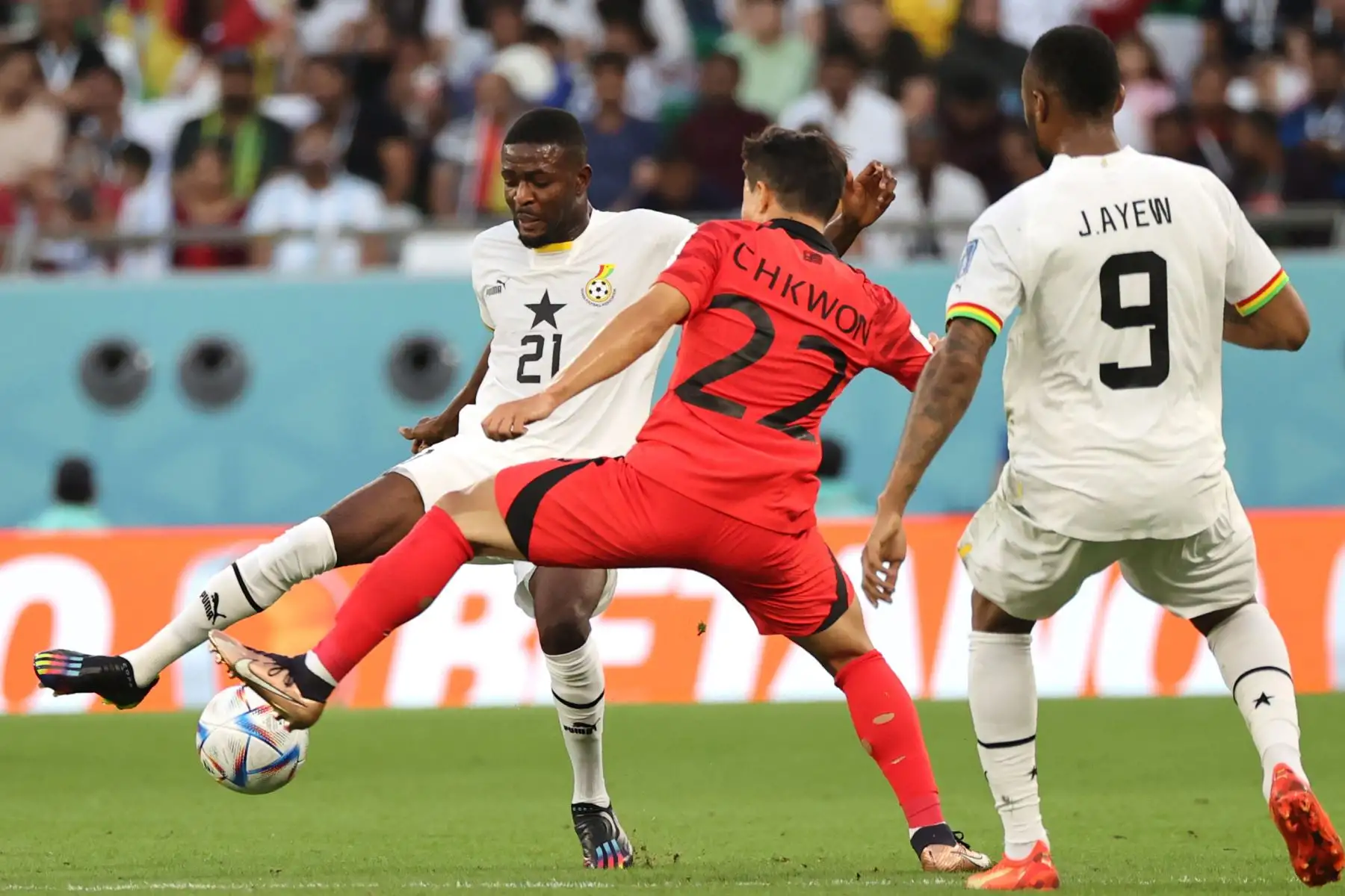 Changhoon Kwon de Corea del Sur en acción contra Salis Abdul Samed de Ghana durante el partido de fútbol del grupo H de la Copa Mundial de la FIFA 2022 entre Corea del Sur y Ghana en el Education City Stadium en Doha, Catar. Foto: EFE