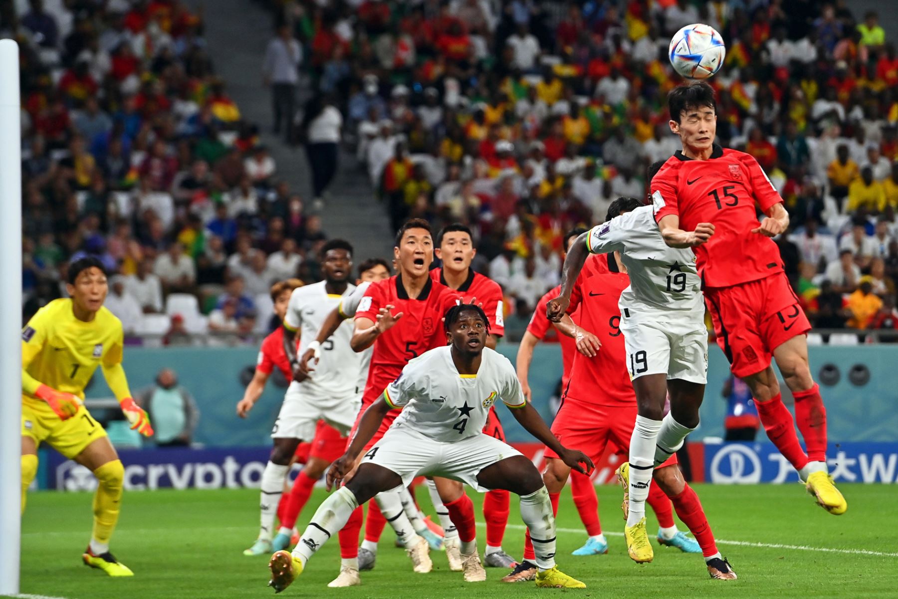 Kim Moon-hwan de Corea del Sur en acción durante el partido de fútbol del grupo H de la Copa Mundial de la FIFA 2022 entre Corea del Sur y Ghana en el Education City Stadium en Doha, Catar. Foto: EFE