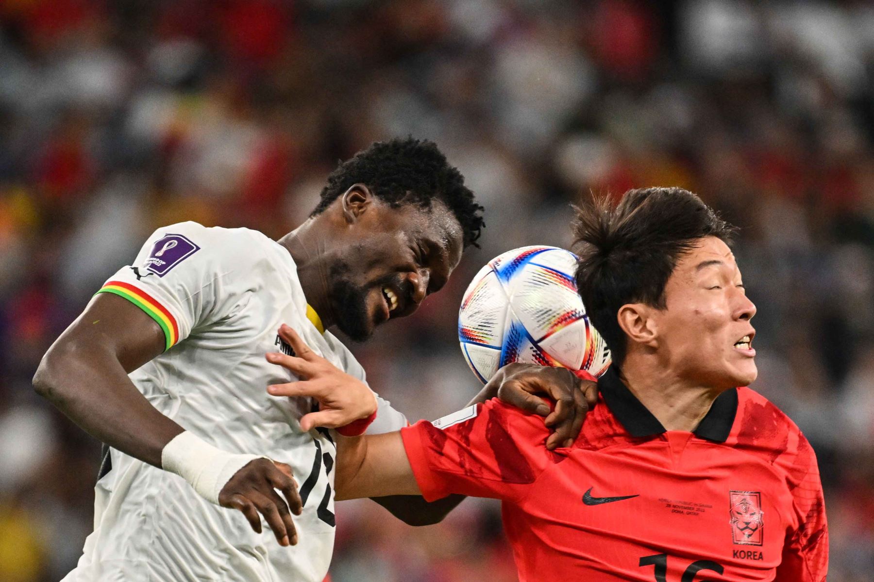 El defensor de Ghana Daniel Amartey y el delantero de Corea del Sur Hwang Ui-jo luchan por el balón durante el partido de fútbol del Grupo H de la Copa Mundial de Catar 2022 entre Corea del Sur y Ghana en el Education City Stadium en Al-Rayyan. Foto: AFP