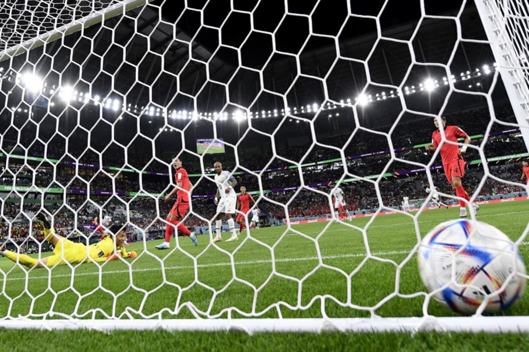 El portero de Corea del Sur Kim Seung-gyu, concede un tercer gol durante el partido de fútbol del Grupo H de la Copa Mundial de Catar 2022 entre Corea del Sur y Ghana. Foto: AFP