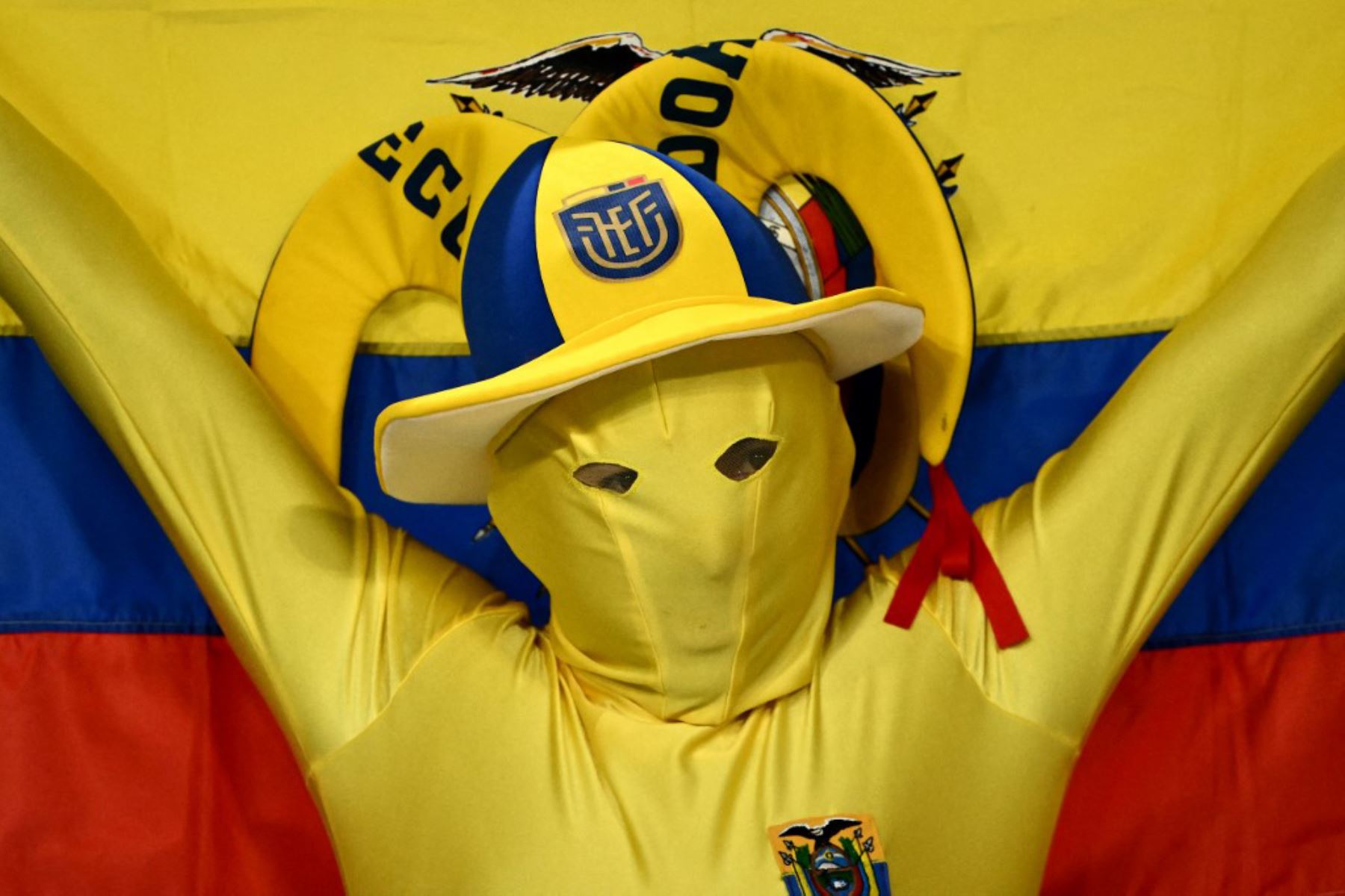 Un seguidor de Ecuador anima antes del partido de fútbol del Grupo A de la Copa Mundial de Catar 2022. Foto: AFP