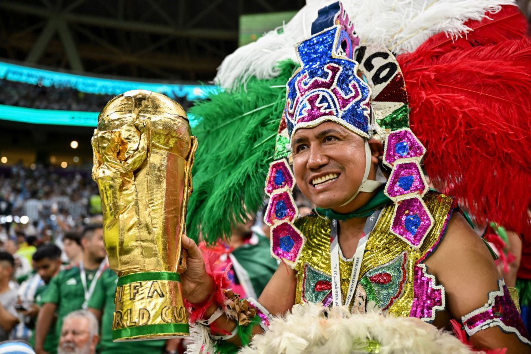 Un aficionado de México posa con una réplica de la copa del mundo antes del partido de fútbol del Grupo C de la Copa Mundial de Catar 2022. Fotp: AFP