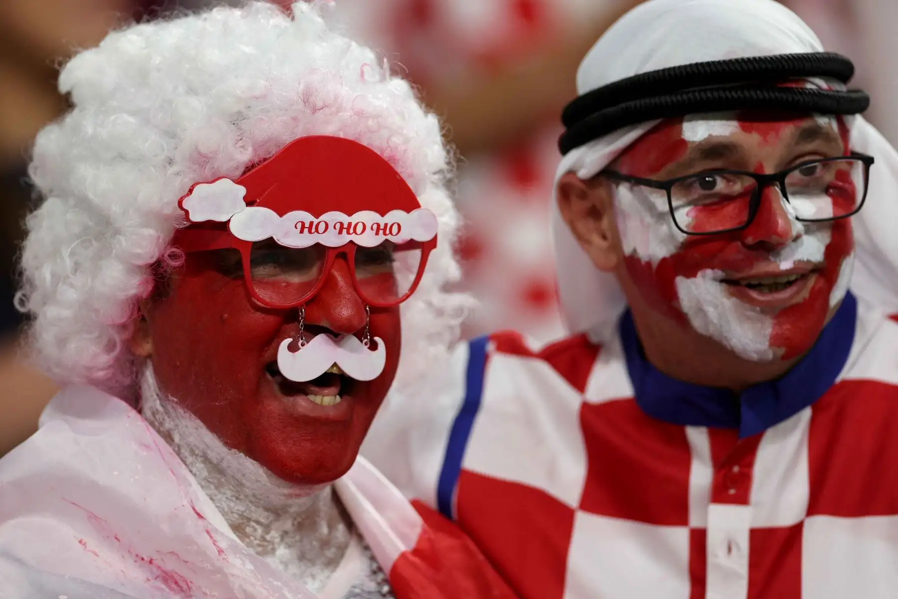 Un hincha de Canadá y otro de Croacia posan en las gradas antes del partido de fútbol del Grupo F de la Copa Mundial de Catar 2022. Foto: AFP