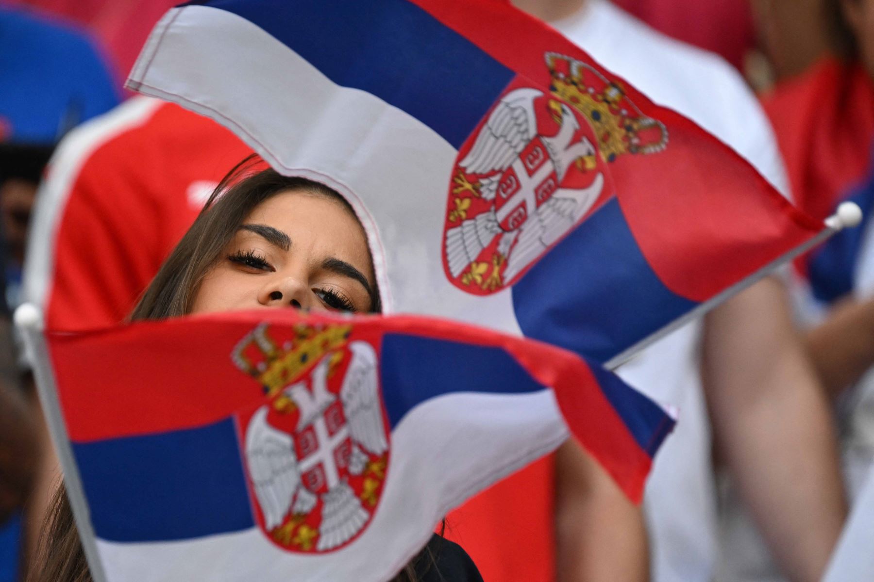 Un seguidor de Serbia asiste a la Copa Mundial Catar 2022. Foto: AFP