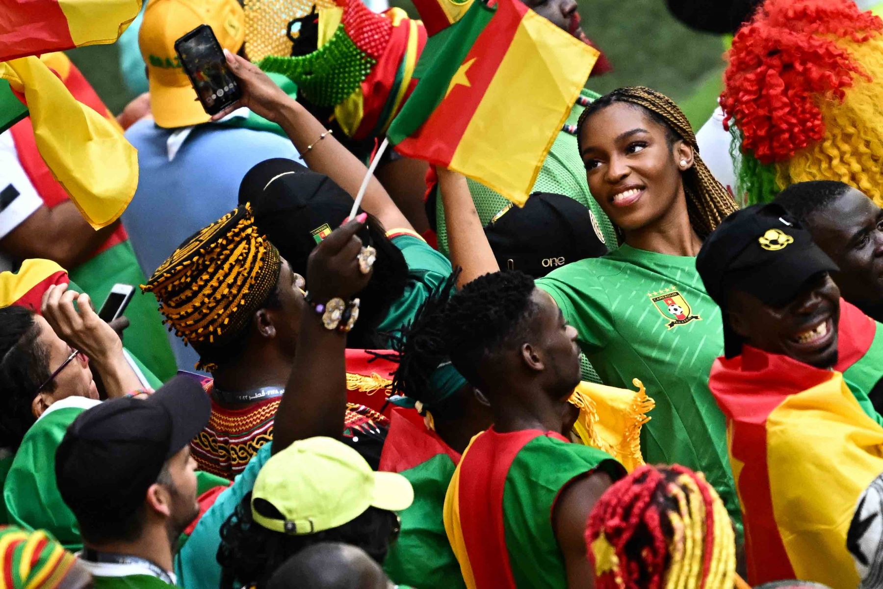 Los seguidores de Camerún animan antes del inicio del partido de fútbol del Grupo G de la Copa Mundial Catar 2022. Foto: AFP