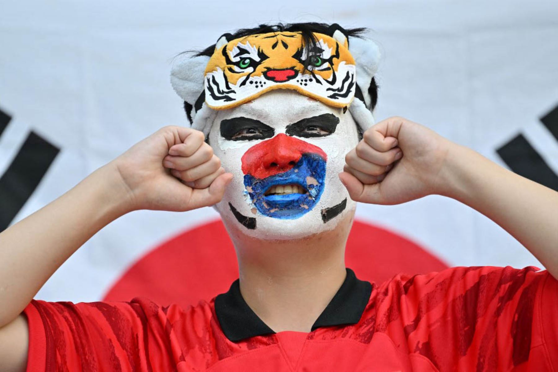 Un hincha de Corea del Sur posa a su llegada para asistir al partido de fútbol del Grupo H de la Copa Mundial de Catar 2022. Foto: AFP