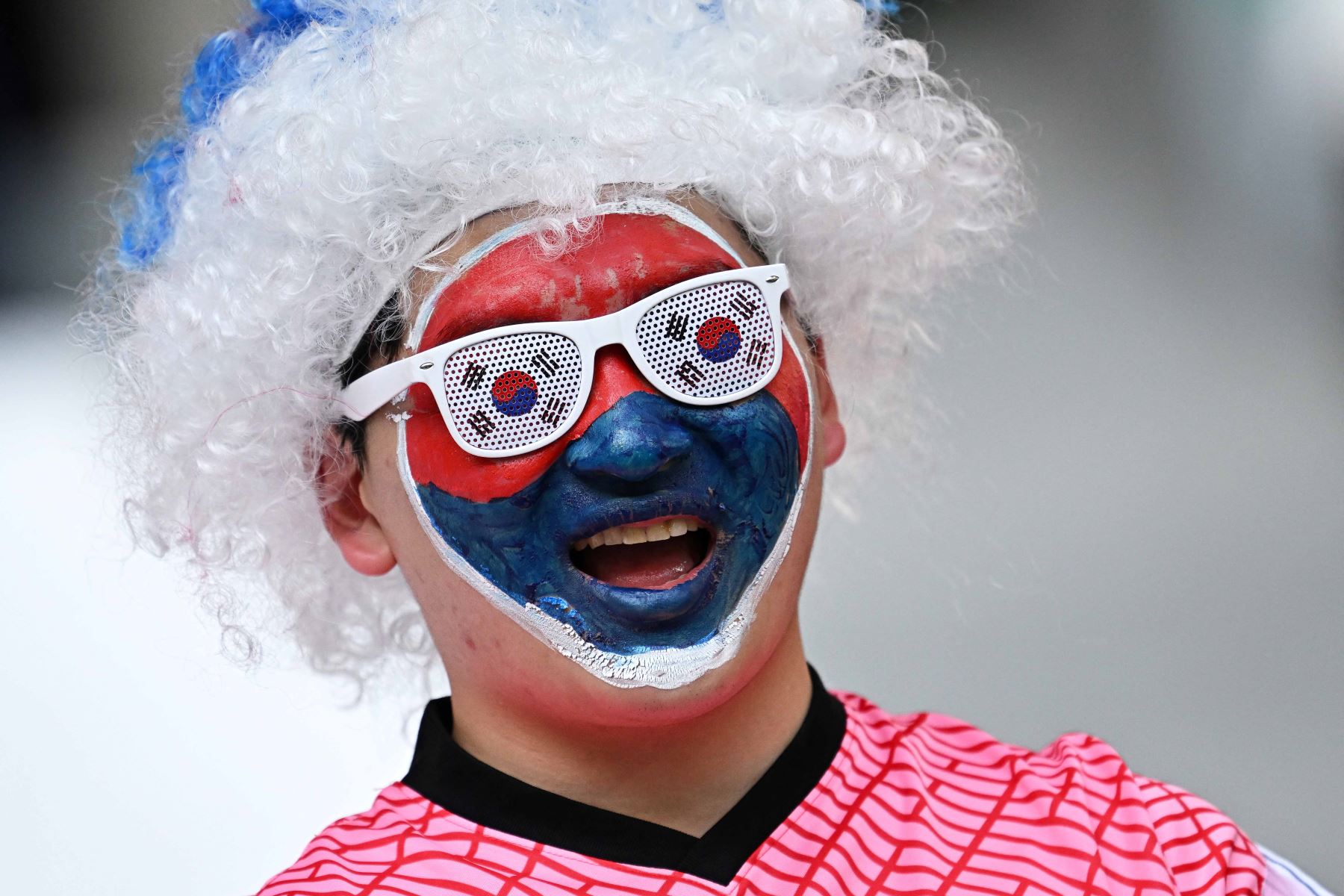 Un seguidor de Corea del Sur posa antes del partido de fútbol del Grupo H de la Copa Mundial de Catar 2022. Foto: AFP