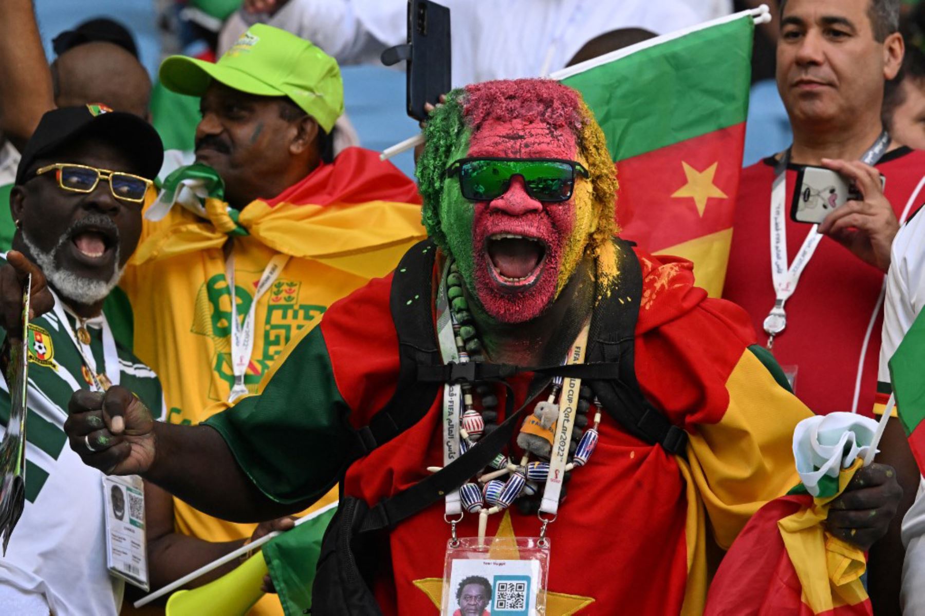 Un seguidor de Camerún aclama durante el partido de fútbol del Grupo G de la Copa Mundial Catar 2022. Foto: AFP