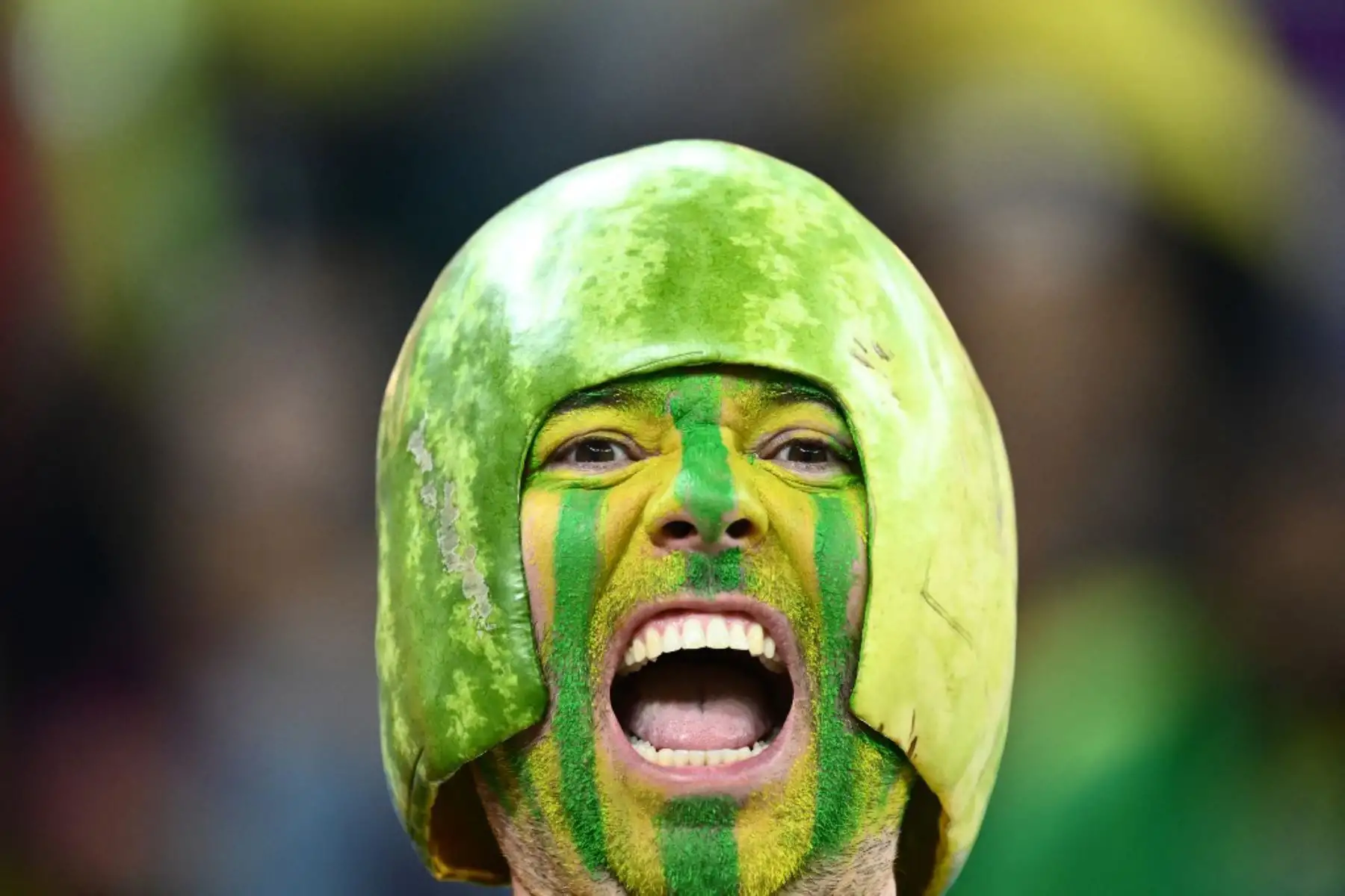 Un aficionado de Brasil aplaude mientras espera el inicio del partido de fútbol del Grupo G de la Copa Mundial de Catar 2022. Foto: AFP