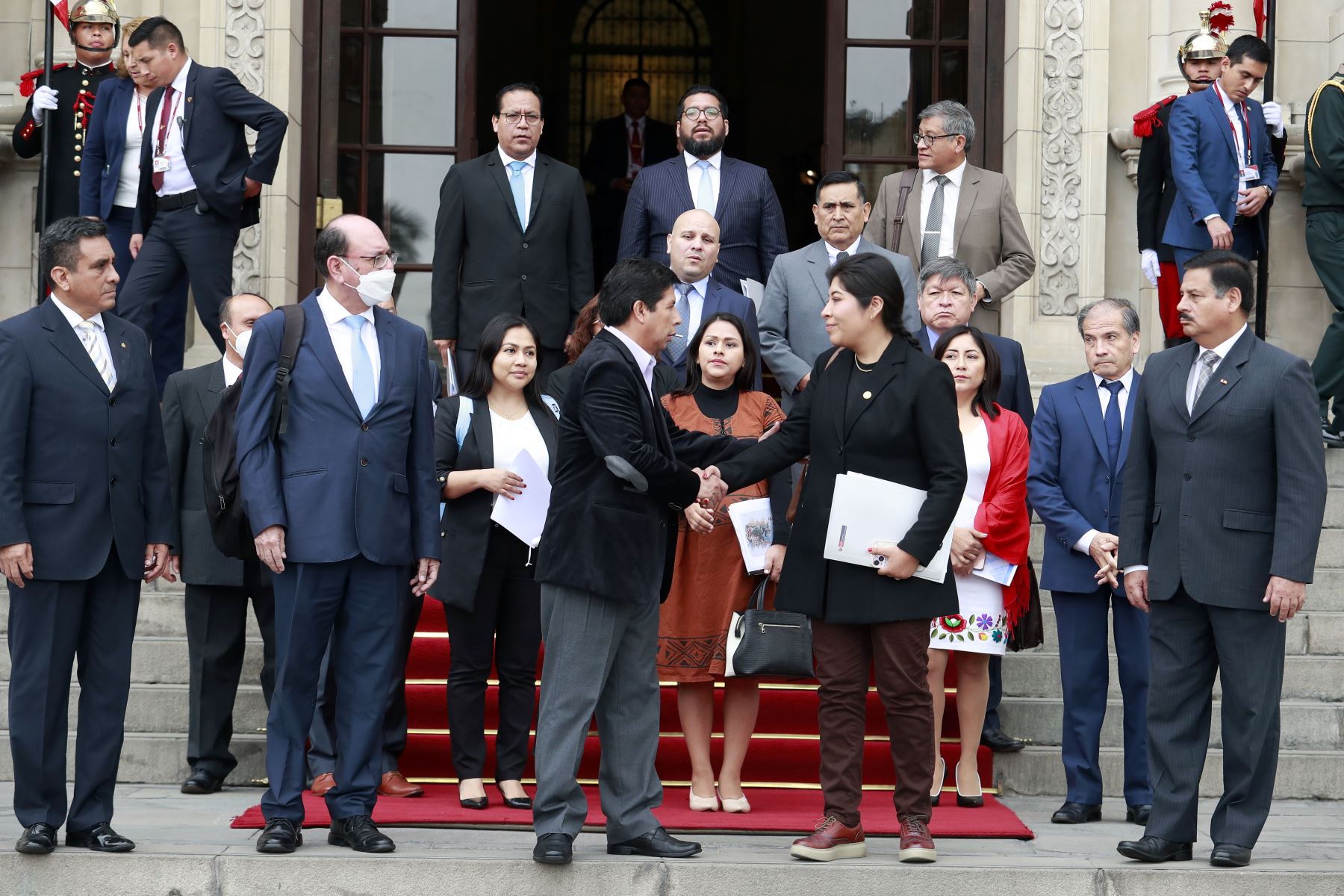 El presidente Pedro Castillo acompaña a los ministros al Patio de Honor de Palacio de Gobierno, antes de que acudan al Congreso. Foto: ANDINA/ Prensa Presidencia