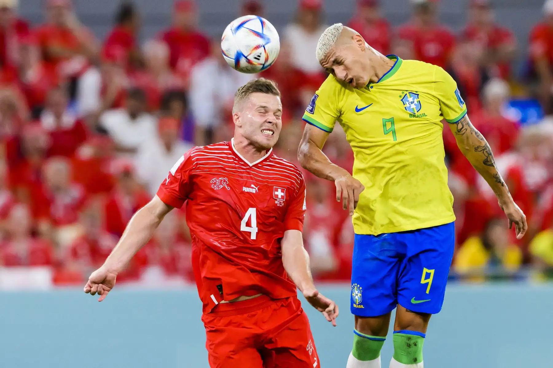 Nico Elvedi de Suiza en acción contra el delantero Richarlison de Brasil durante el partido de fútbol del grupo G de la Copa Mundial de la FIFA 2022 entre Brasil y Suiza en el Estadio 947 en Doha, Catar. Foto: EFE