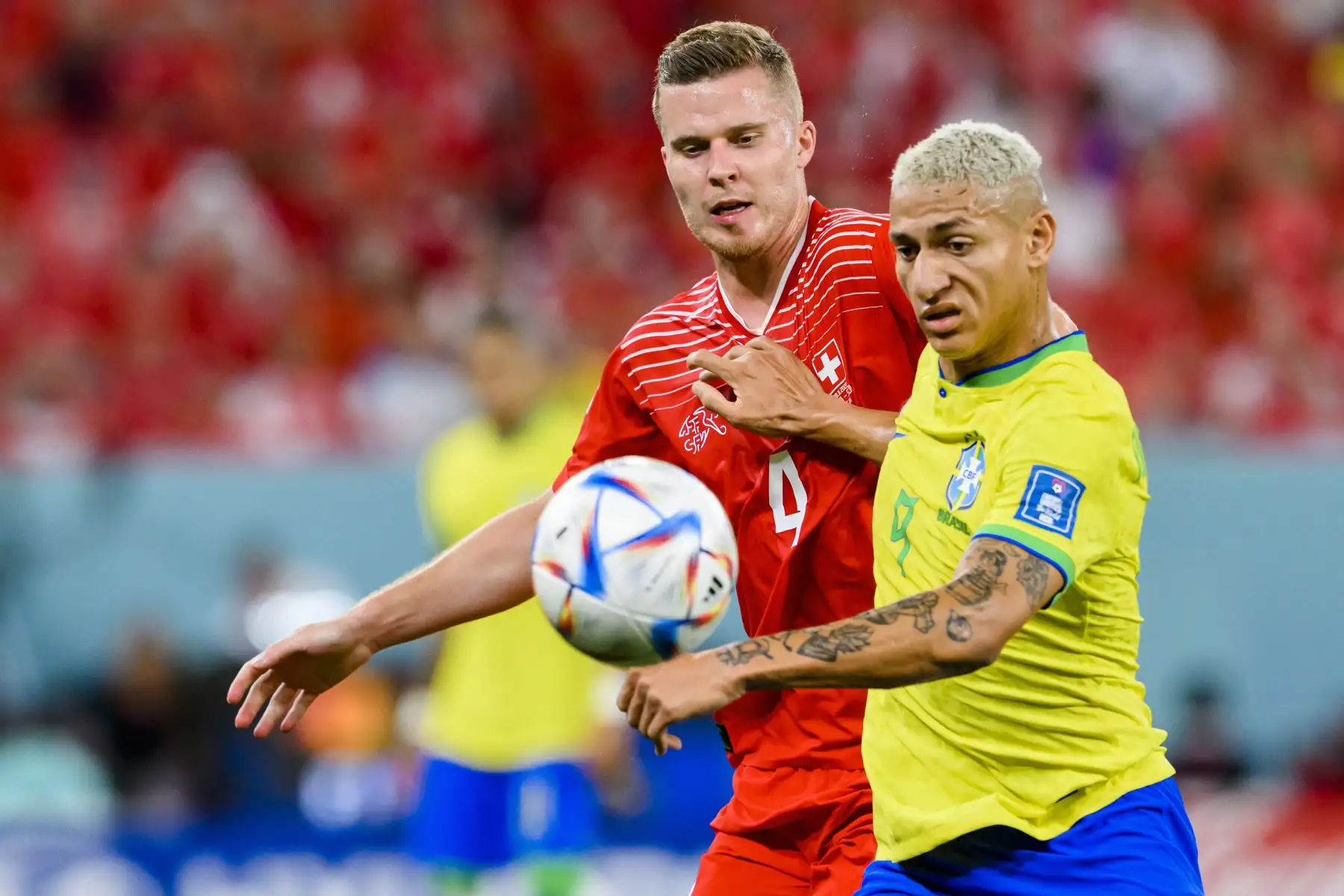 Nico Elvedi de Suiza en acción contra el delantero Richarlison de Brasil durante el partido de fútbol del grupo G de la Copa Mundial de la FIFA 2022 entre Brasil y Suiza en el Estadio 947 en Doha, Catar. Foto: EFE