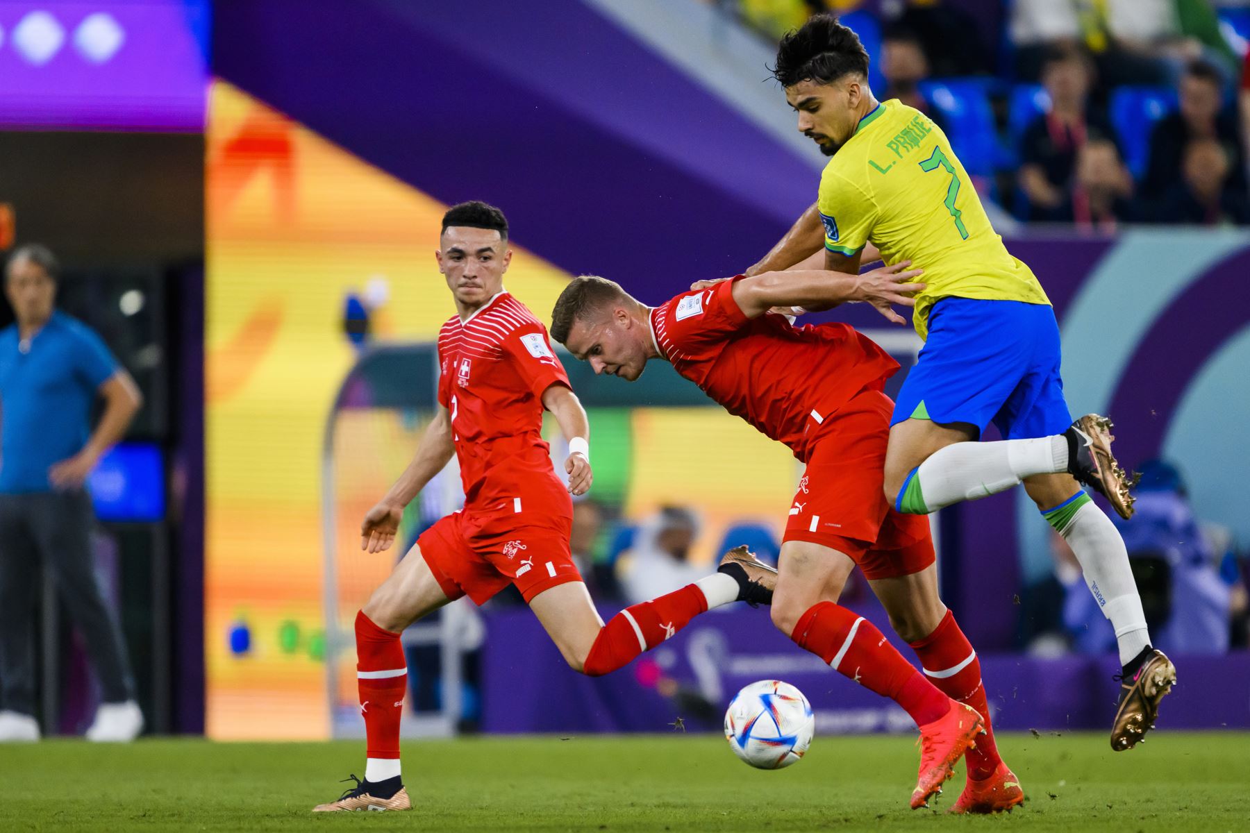 Ruben Vargas y Nico Elvedi de Suiza en acción contra Lucas Paquetá de Brasil durante el partido de fútbol del grupo G de la Copa Mundial de la FIFA 2022 entre Brasil y Suiza en el Estadio 947 en Doha, Catar. Foto: EFE