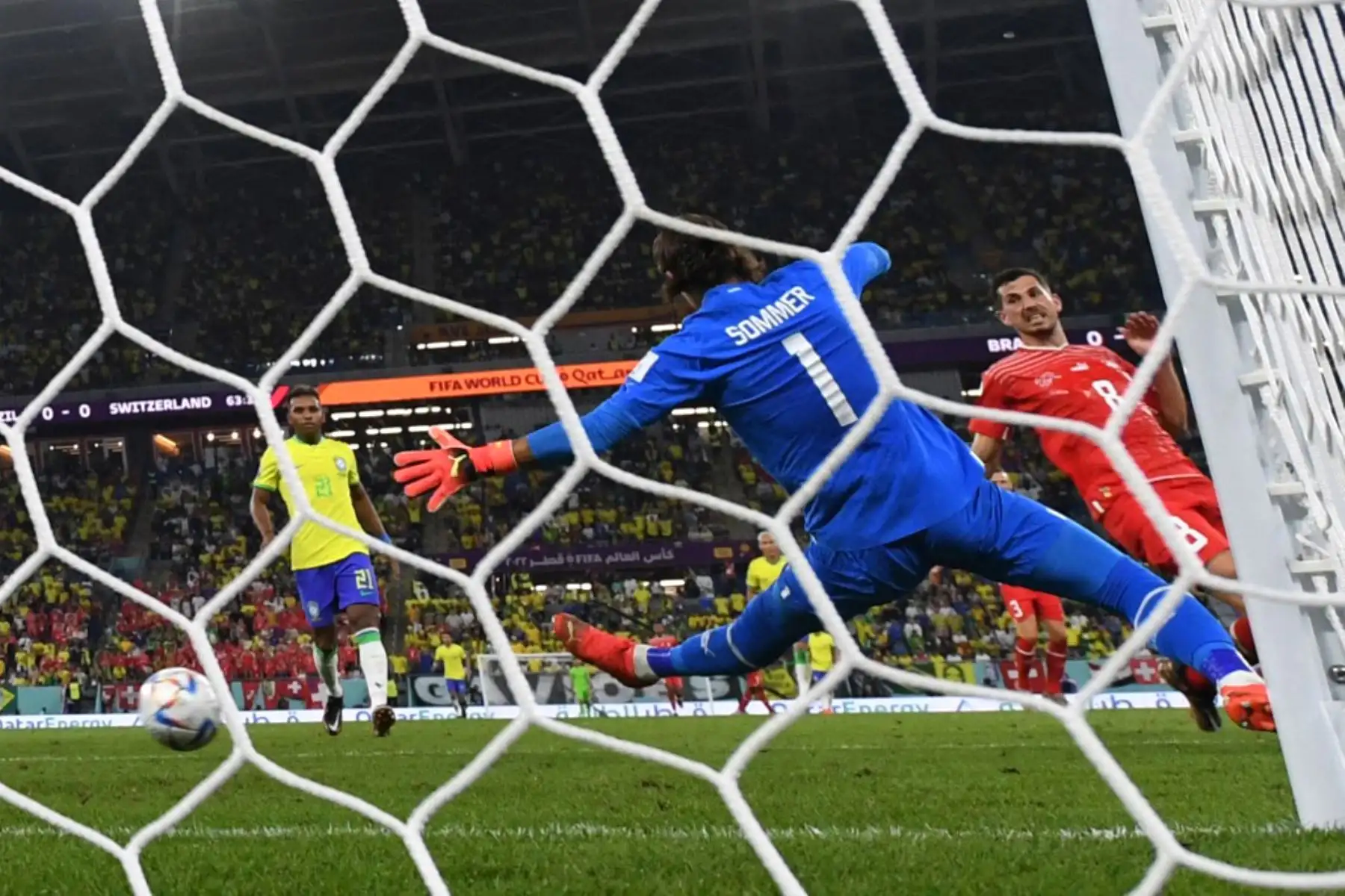El delantero brasileño  Vinicius Junior  anota un gol que fue anulado durante el partido de fútbol del Grupo G de la Copa Mundial de Catar 2022 entre Brasil y Suiza en el Estadio 974 en Doha. Foto: AFP