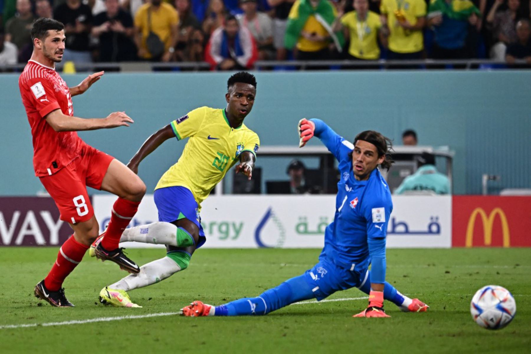 El delantero brasileño  Vinicius Junior  anota un gol que fue anulado durante el partido de fútbol del Grupo G de la Copa Mundial de Catar 2022 entre Brasil y Suiza en el Estadio 974 en Doha. Foto: AFP